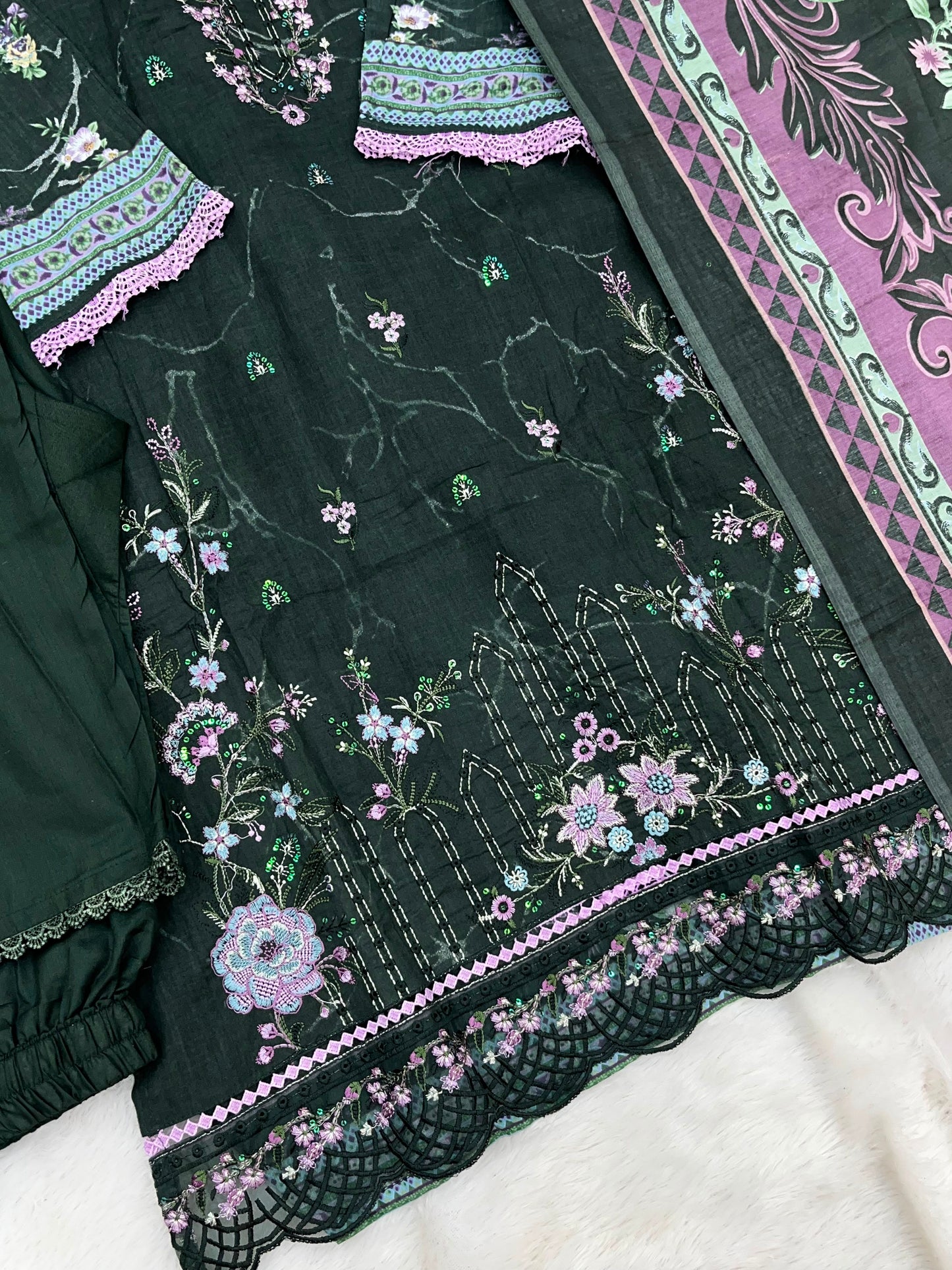 1335 Pakistani Lawn Suit