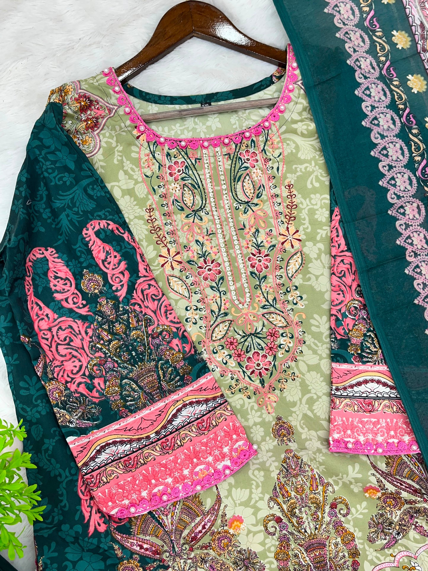 1304 Pakistani Embroidered Suit - Vandana Aarzu