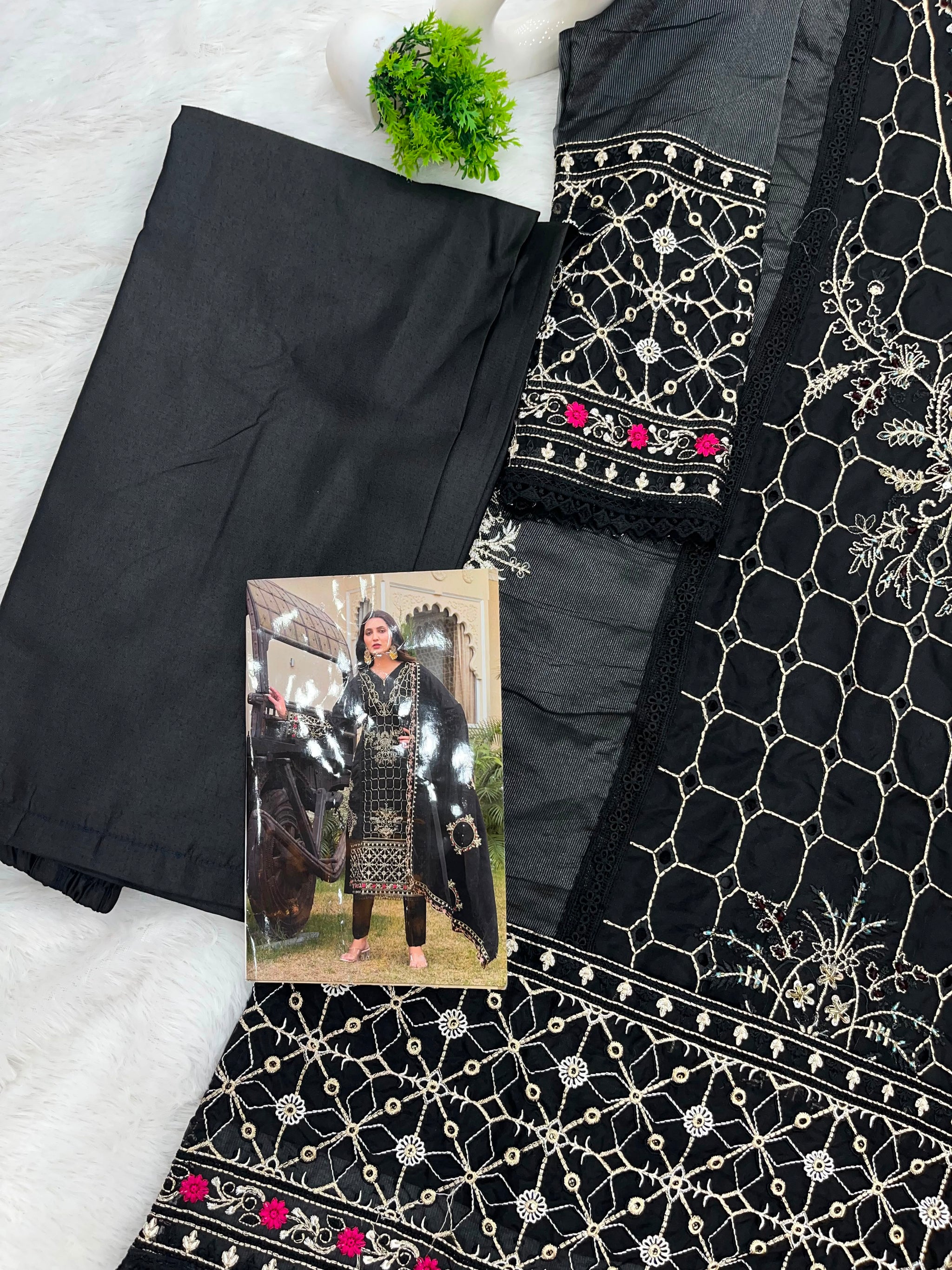 1156 Premium Pakistani Partywear - Black
