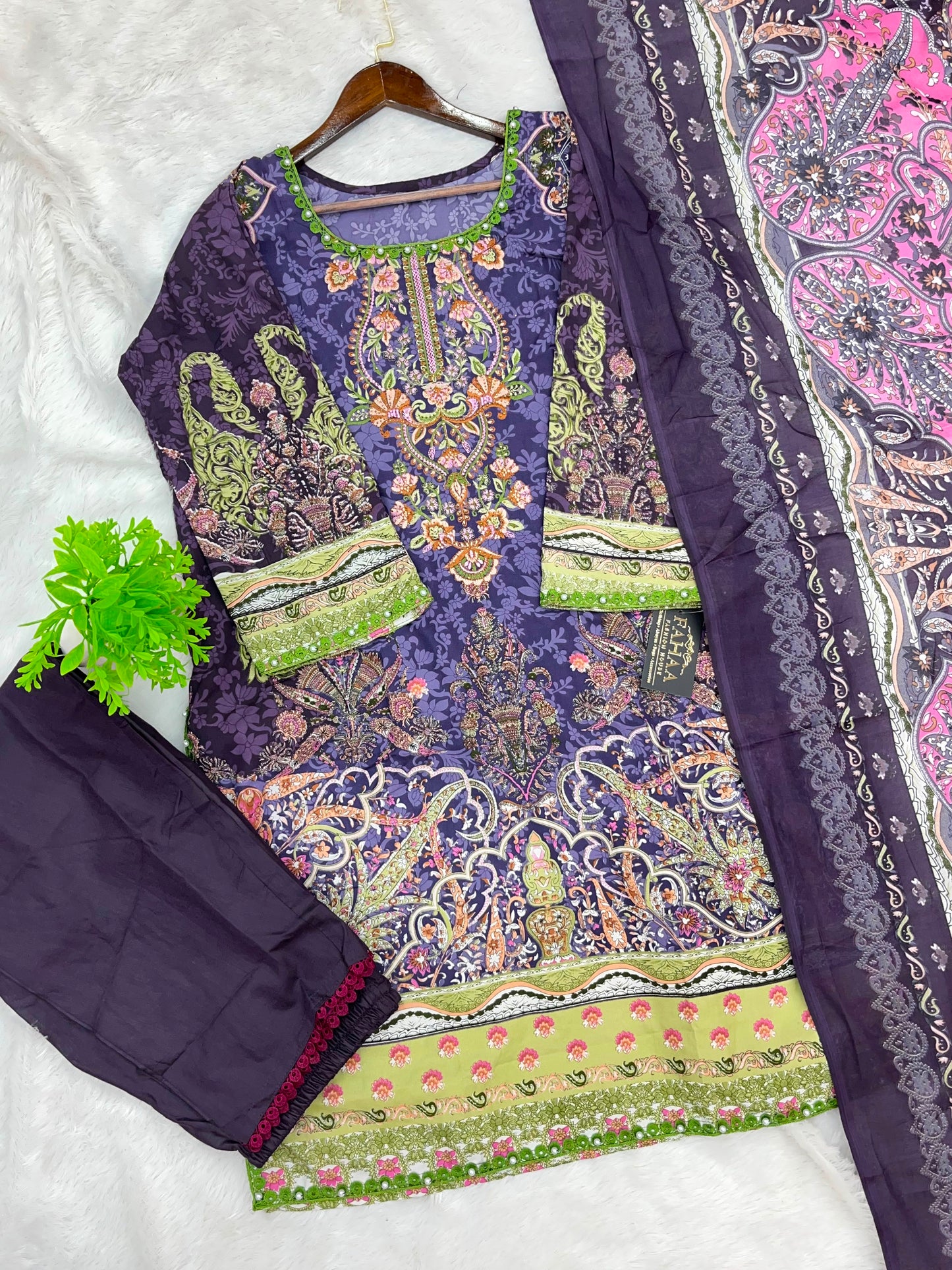 1303 Pakistani Embroidered Suit - Vandana Aarzu