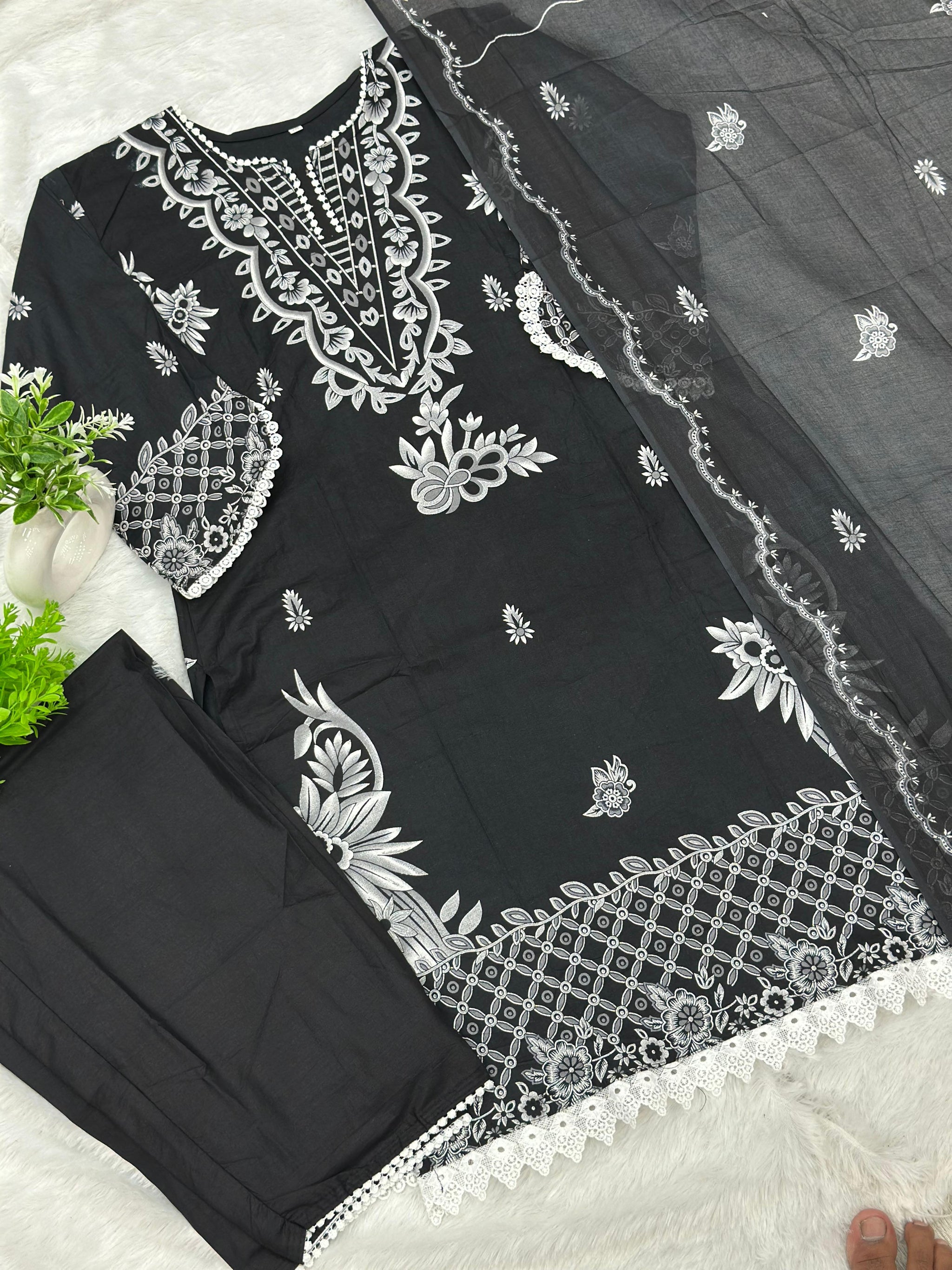 1076 Pakistani Printed Suit