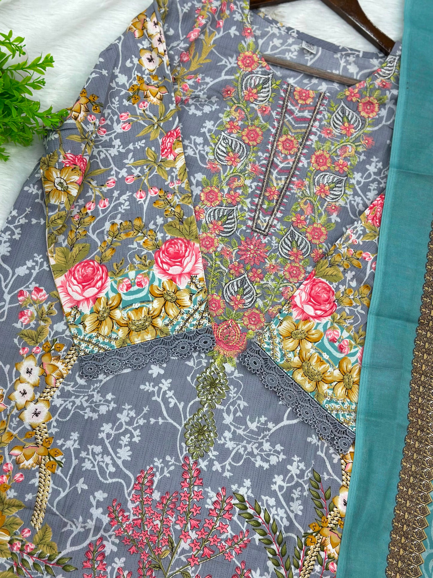 1053 Pakistani Embroidered Suit