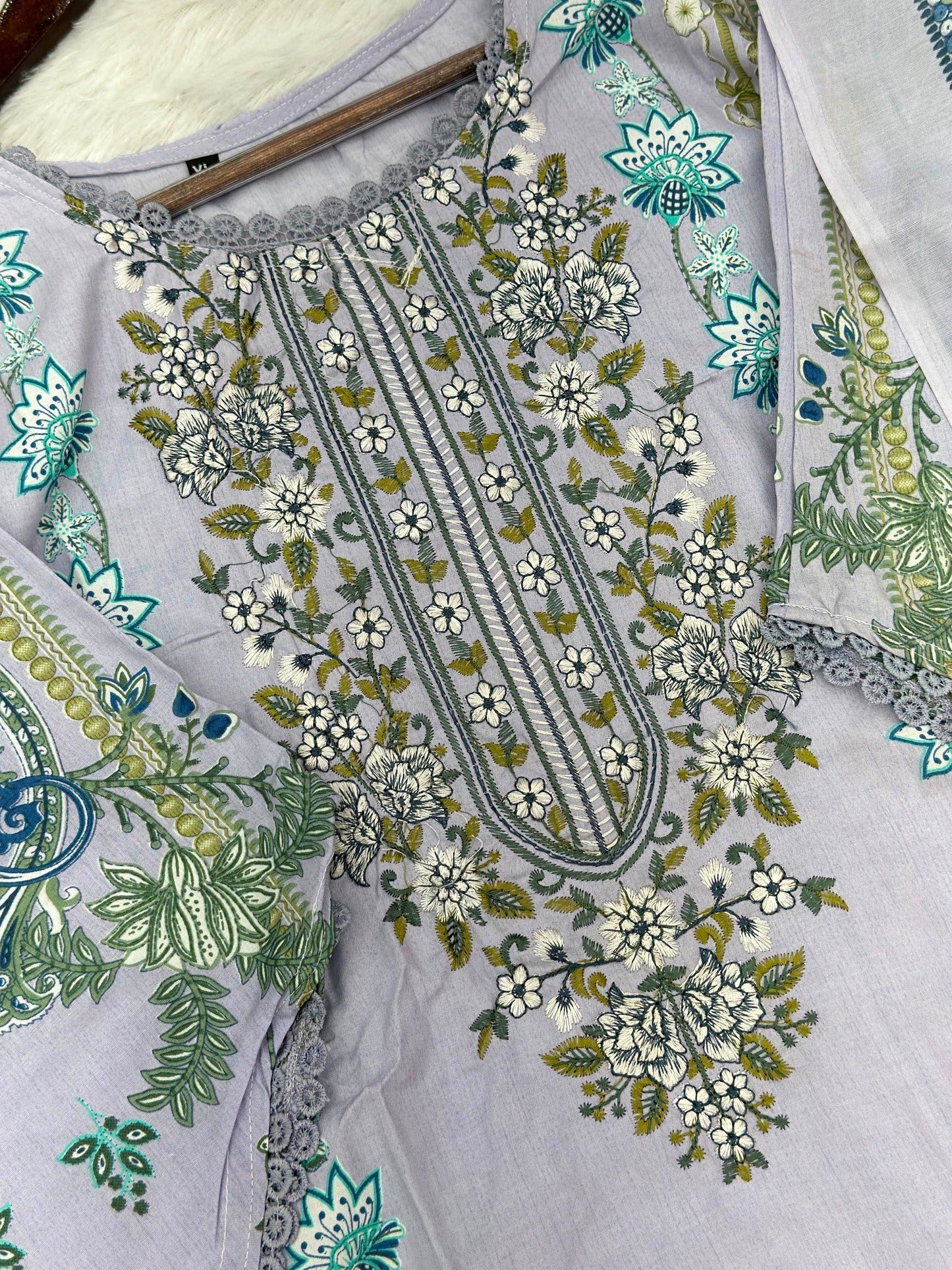 1060 Pakistani Embroidered Suit
