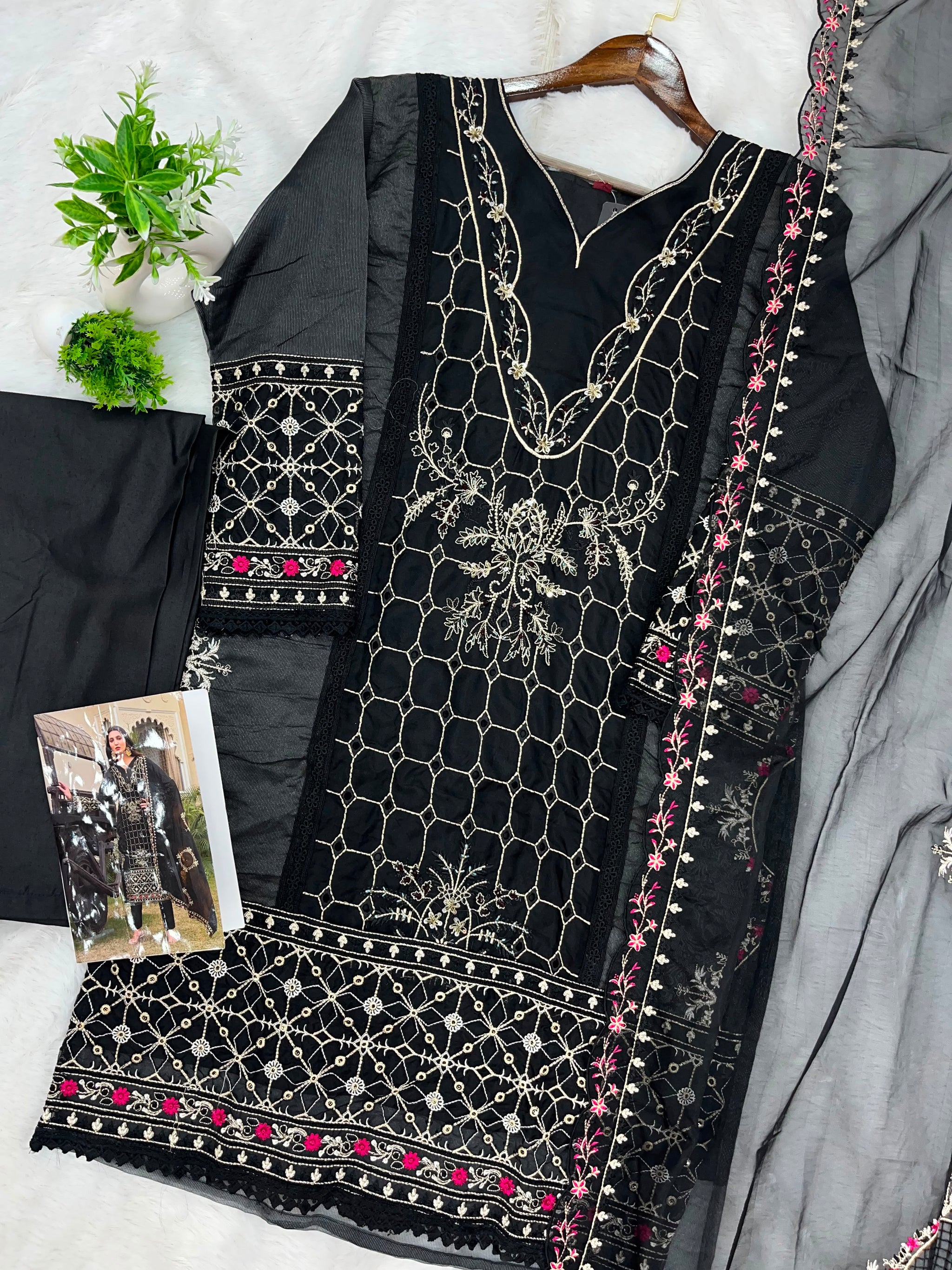 1156 Premium Pakistani Partywear - Black