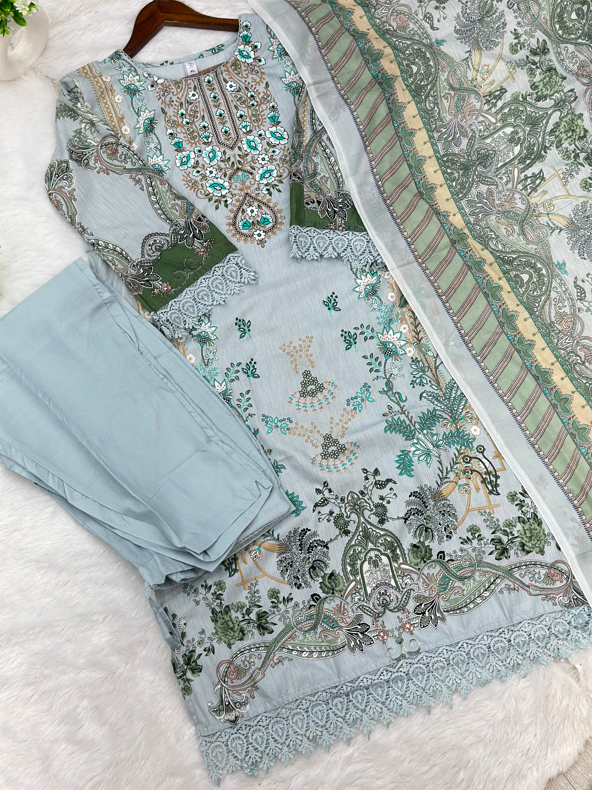 1054 Pakistani Embroidered Suit