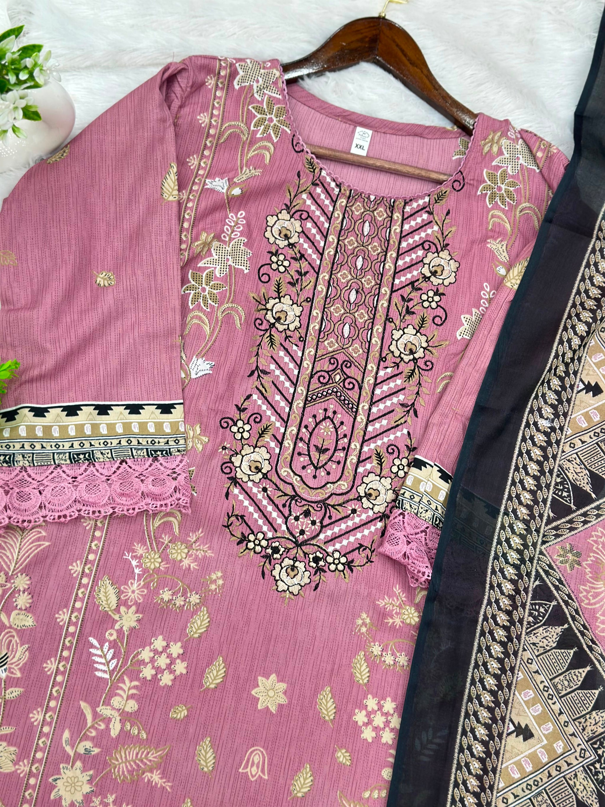 1055 Pakistani Embroidered Suit