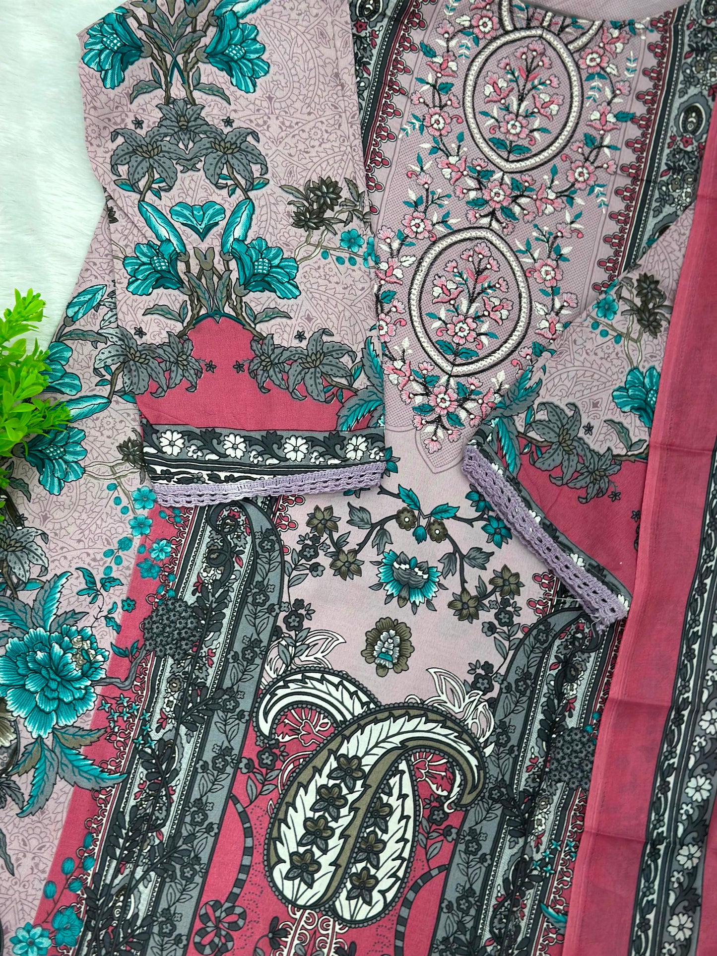 1049 Pakistani Embroidered Suit