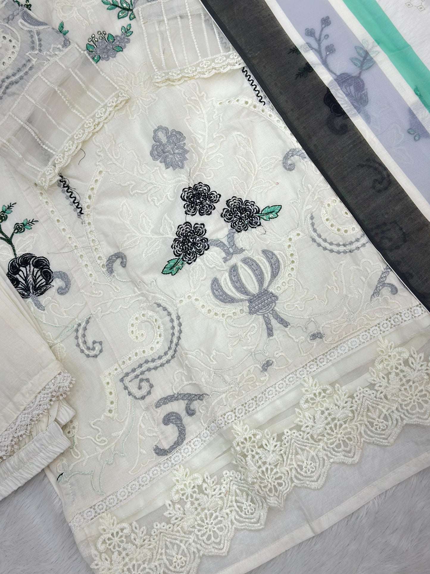832 Pakistani Lawn Cotton Suit