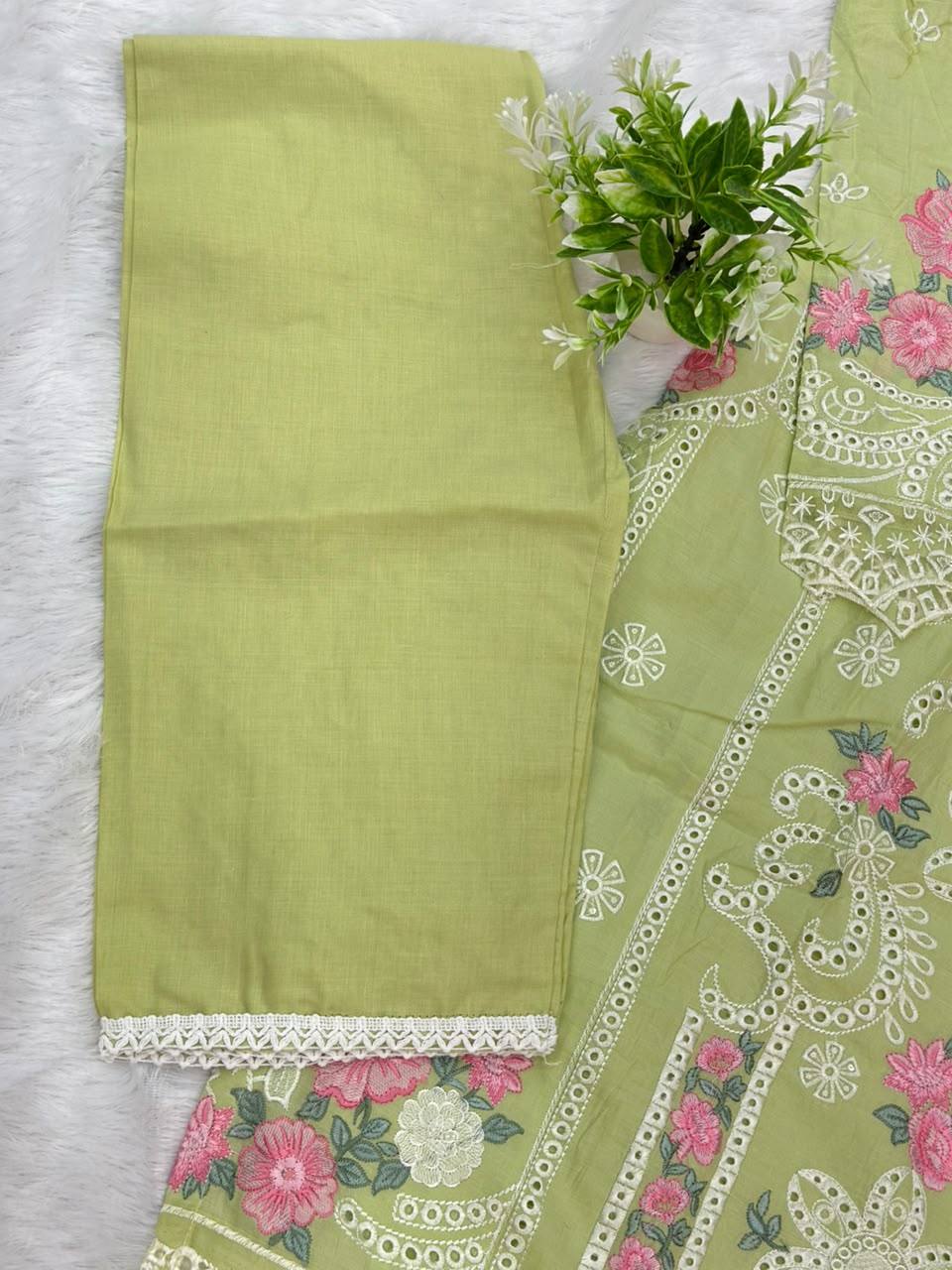 717 Pakistani Heavy Lawn Suit