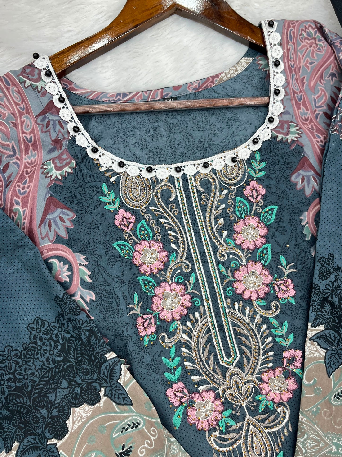 1308 Pakistani Embroidered Suit - Vandana Aarzu
