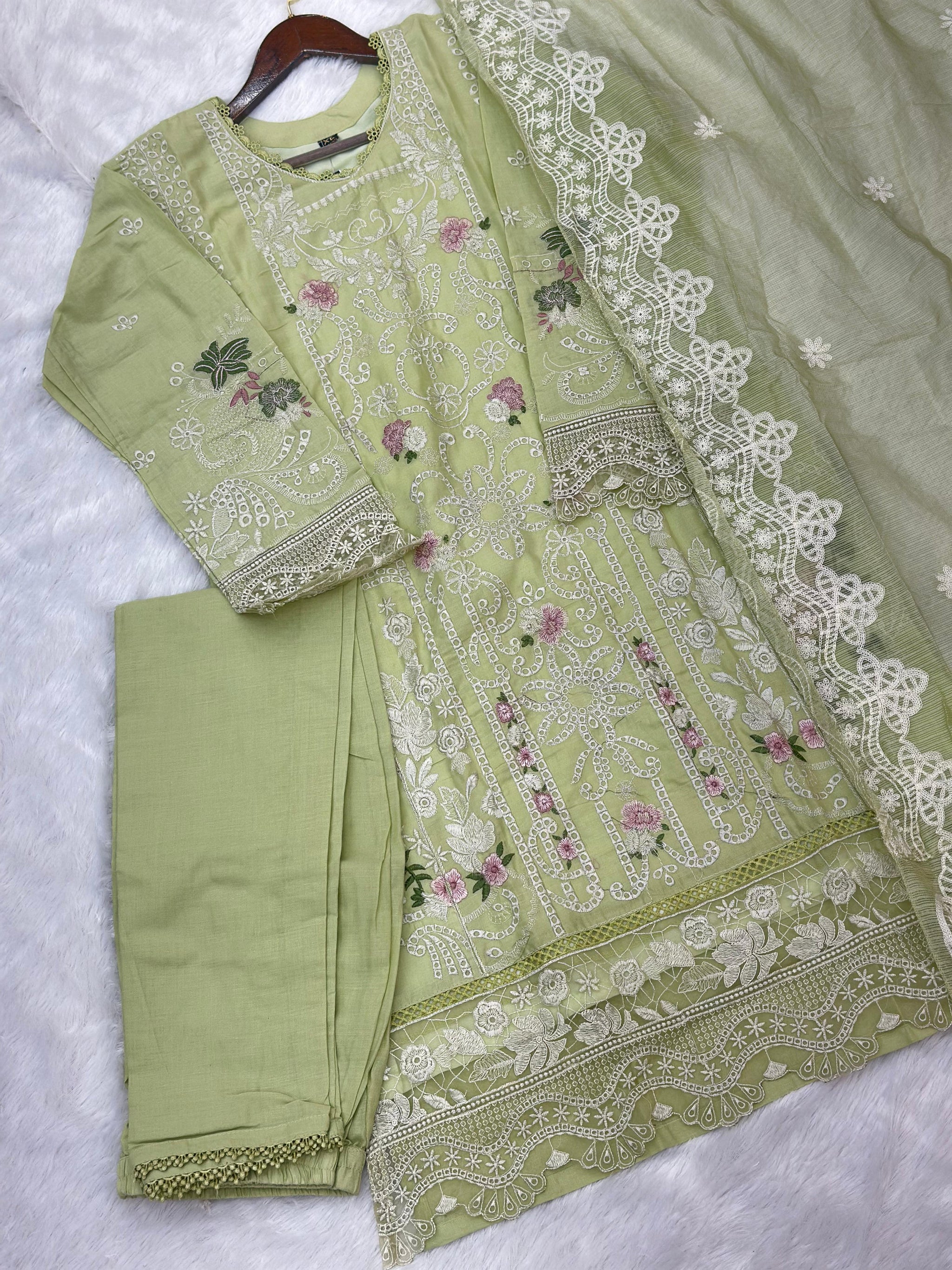 824 Pakistani Lawn Cotton Suit