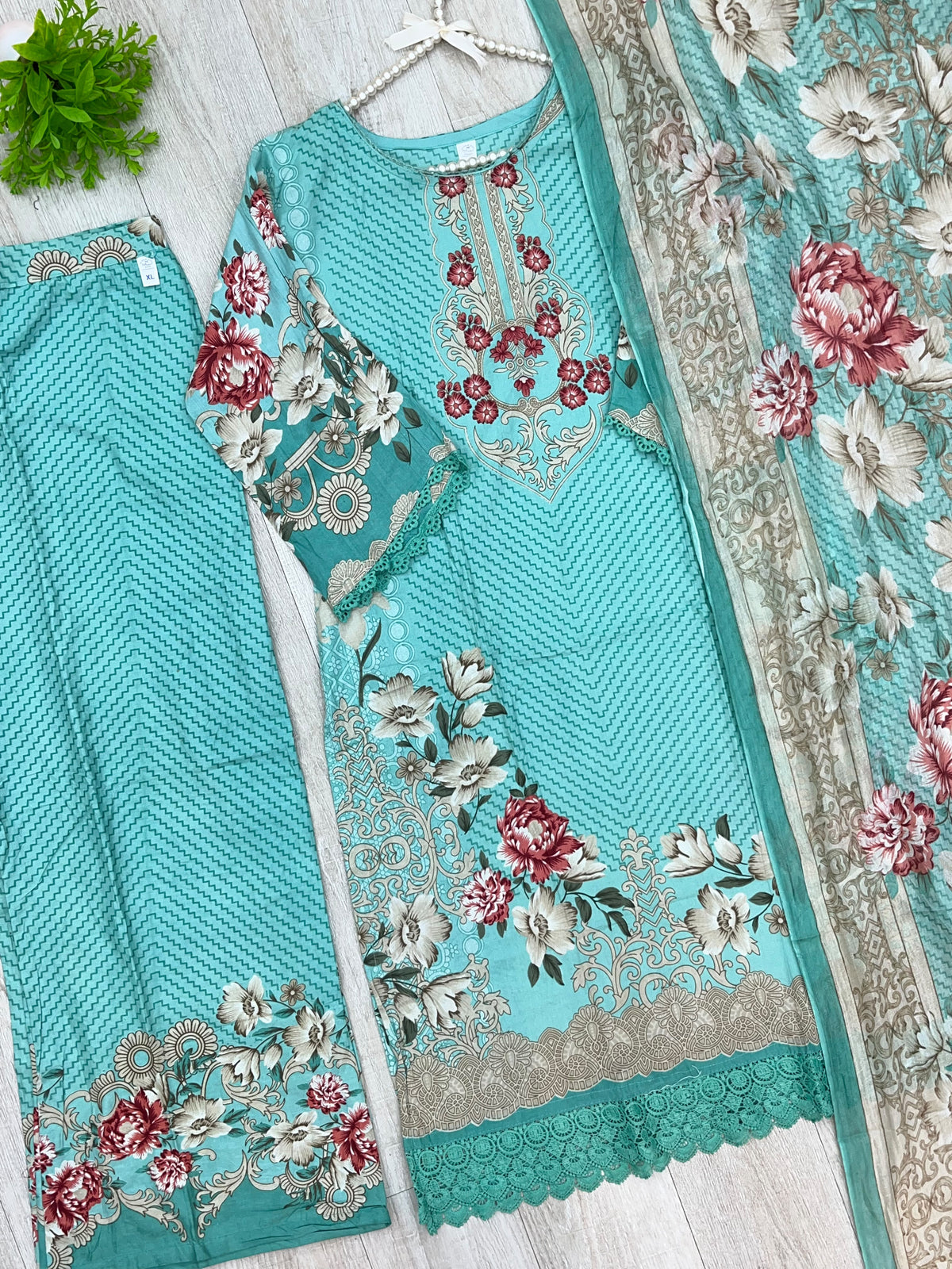 1522 Pakistani Embroidered Suit