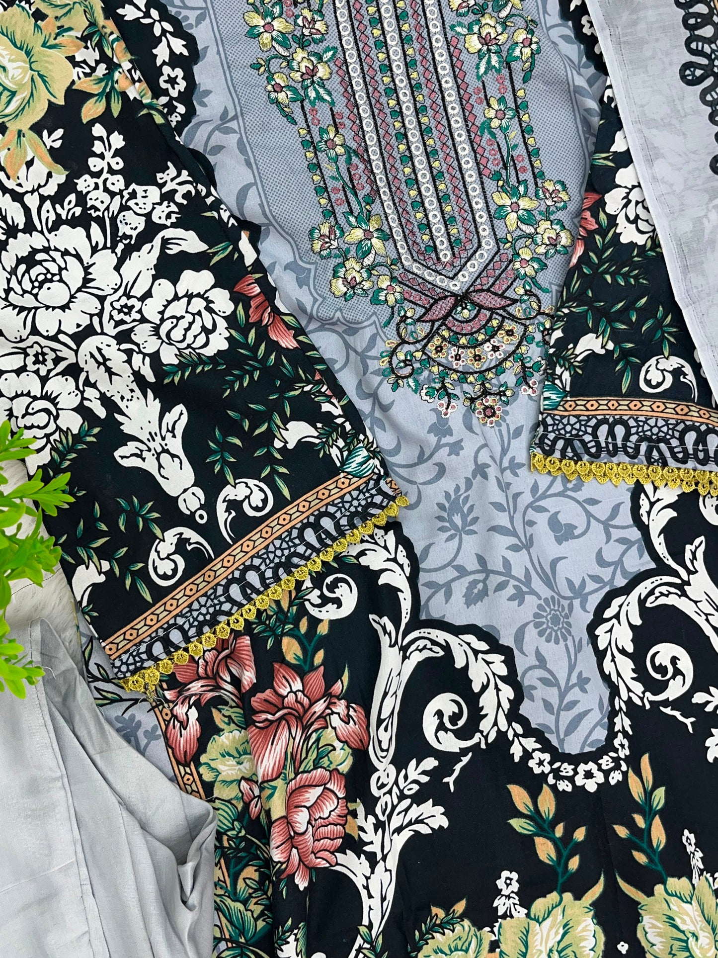1253 Pakistani Embroidered Suit