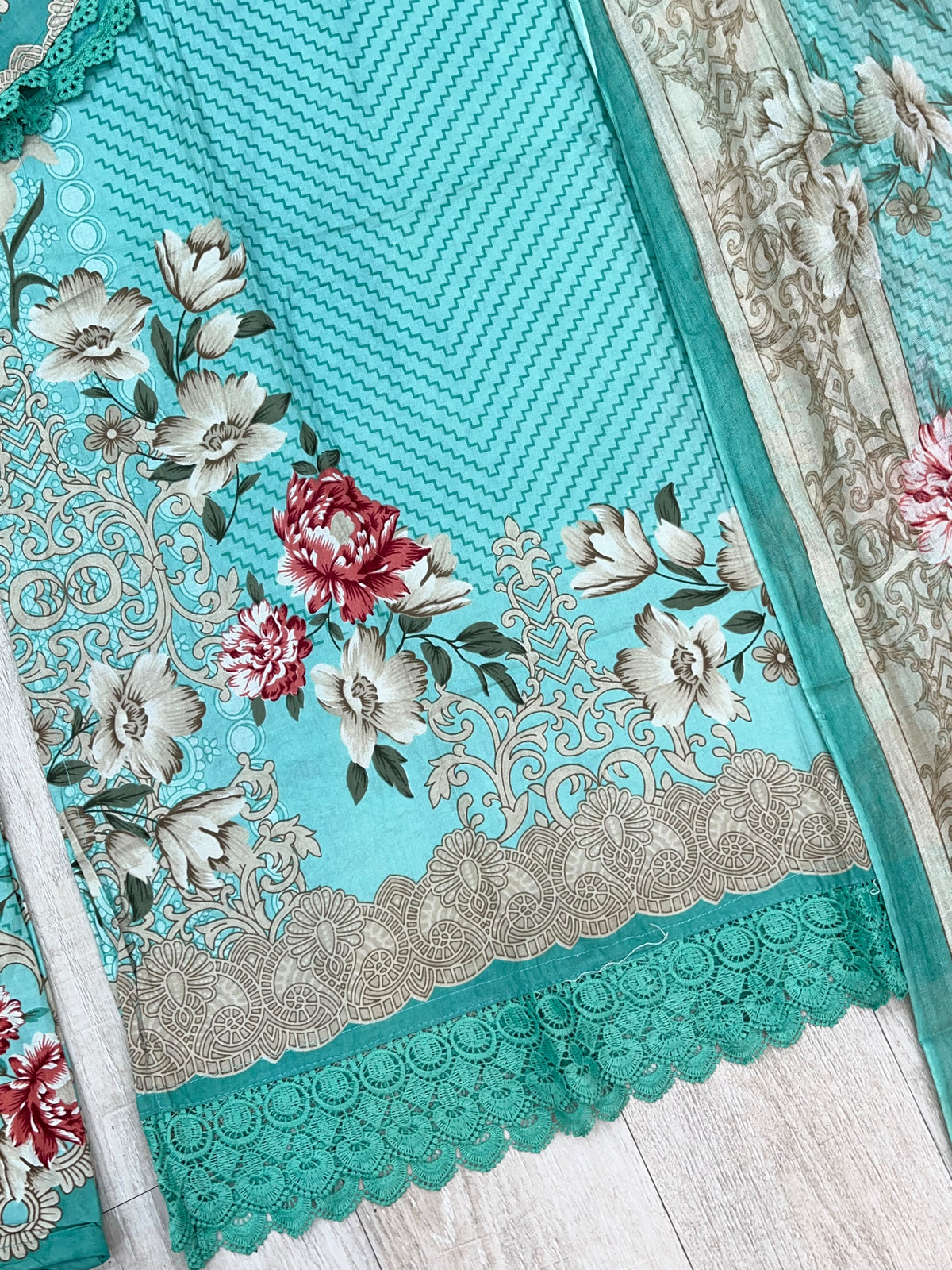 1522 Pakistani Embroidered Suit