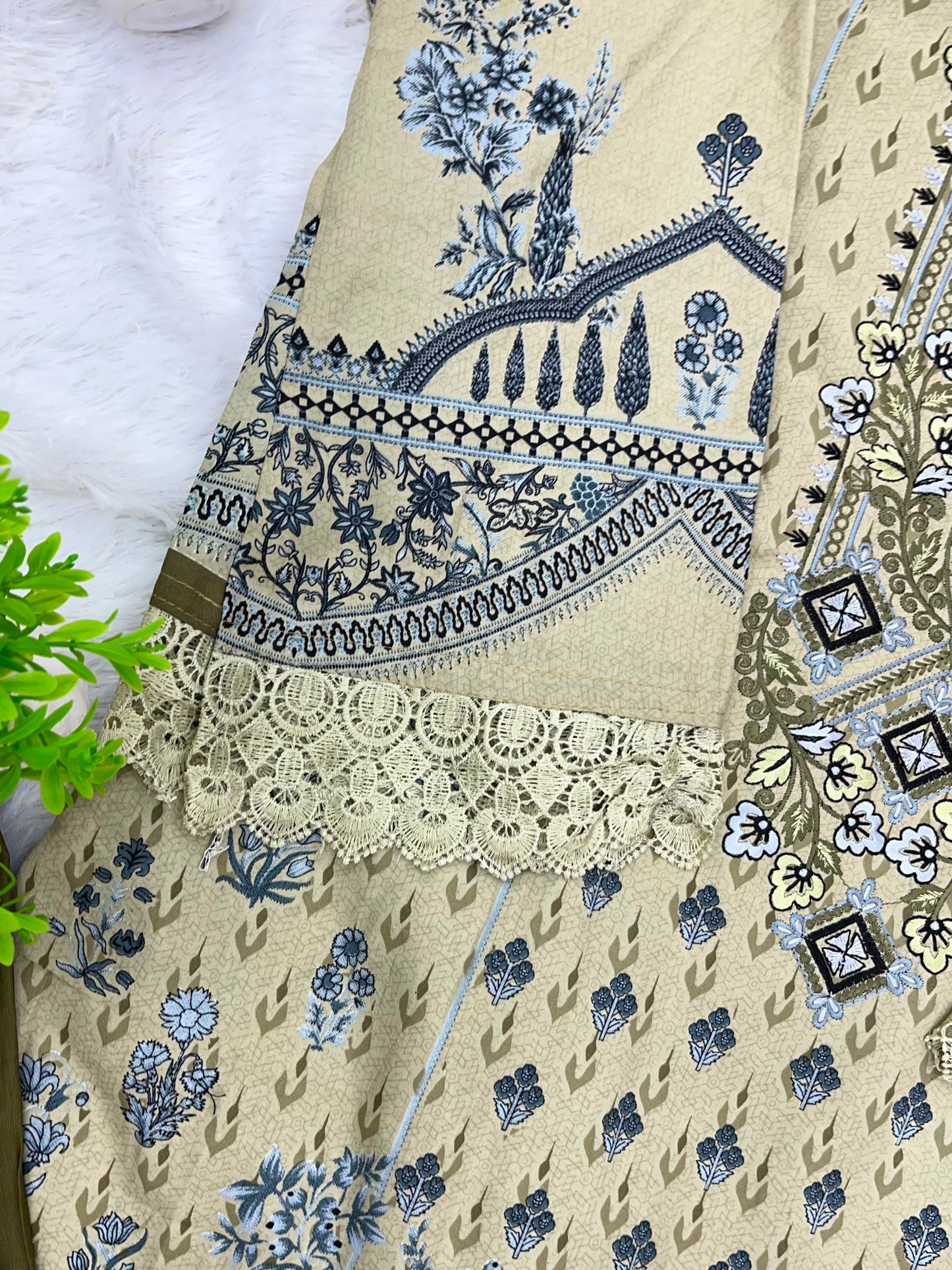 1224 Pakistani Embroidered Suit