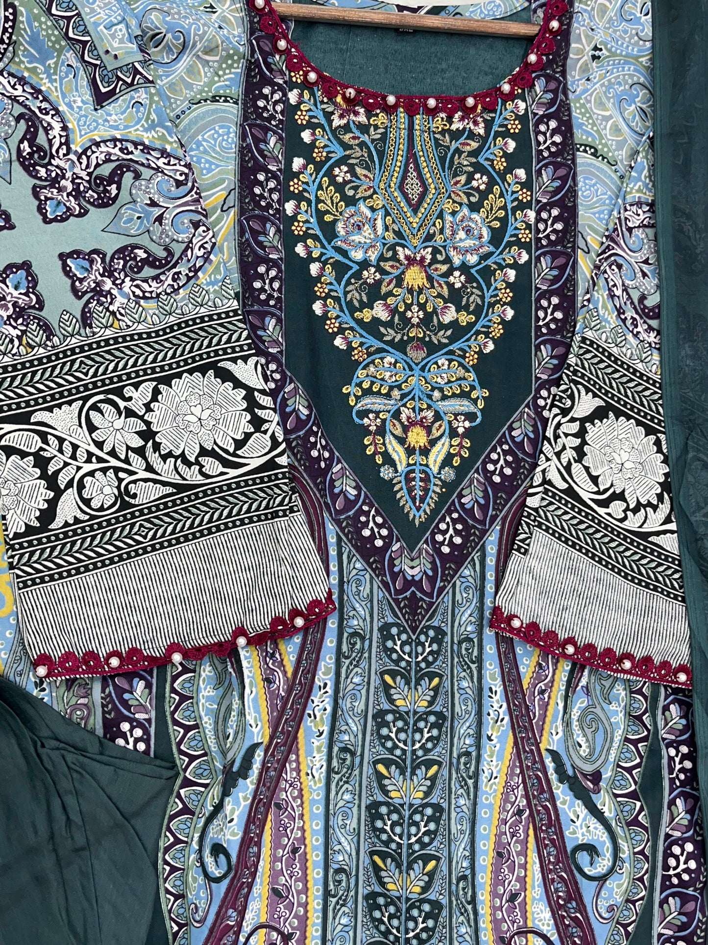 1306 Pakistani Embroidered Suit - Vandana Aarzu