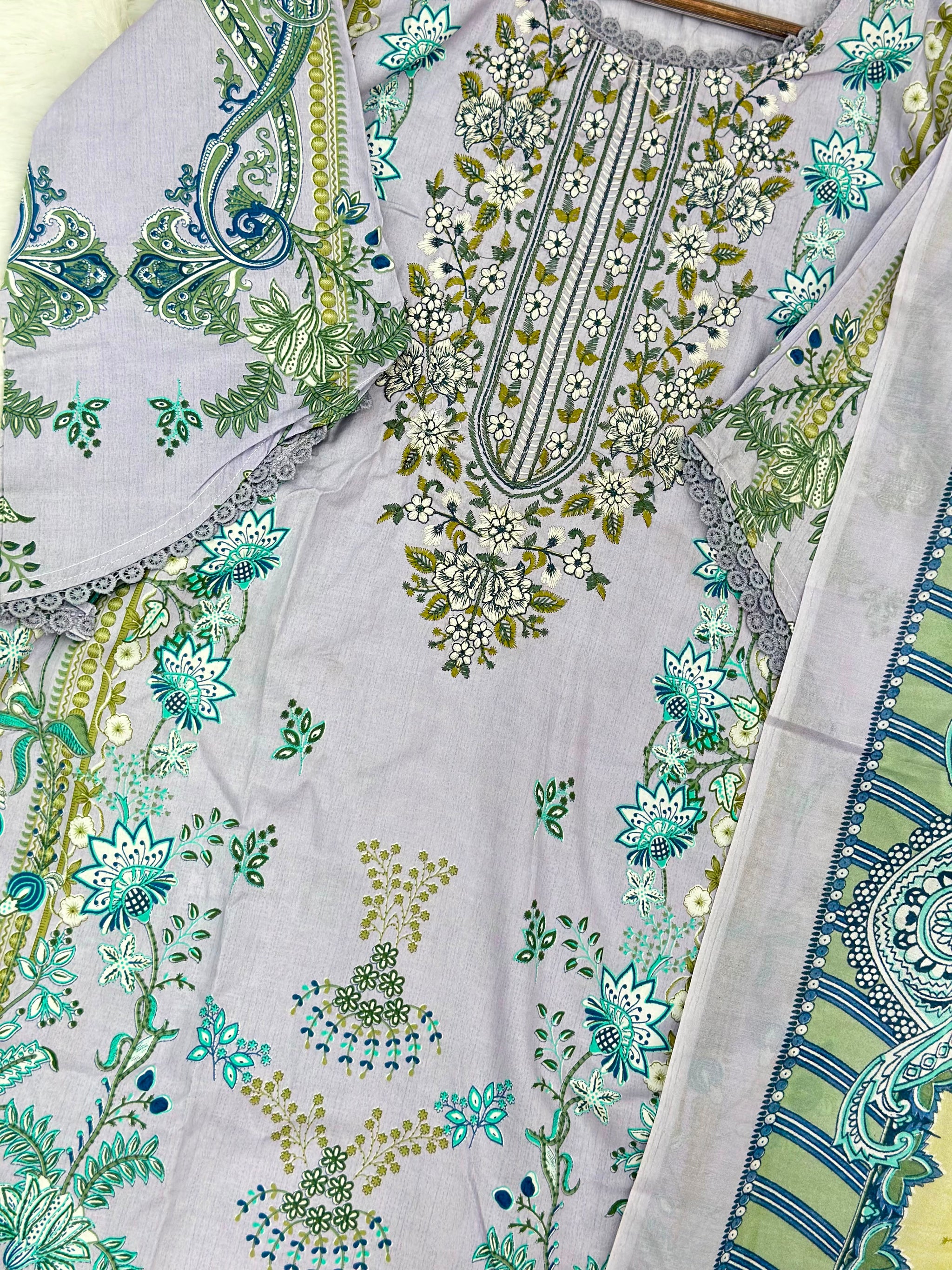 1060 Pakistani Embroidered Suit