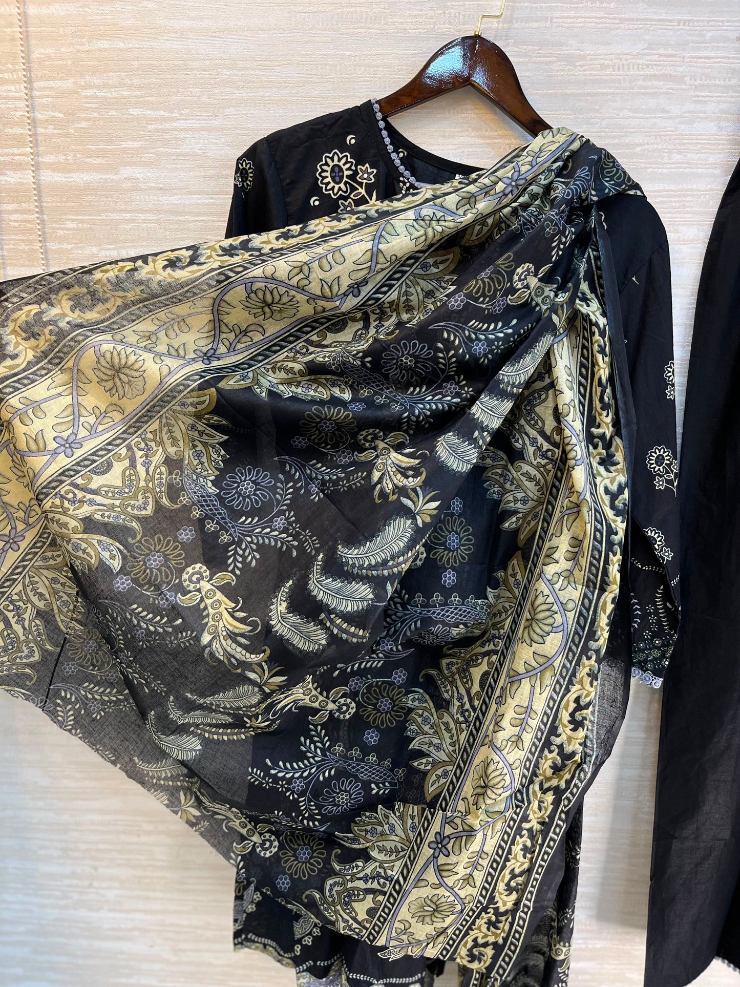 1083 Pakistani Printed Suit