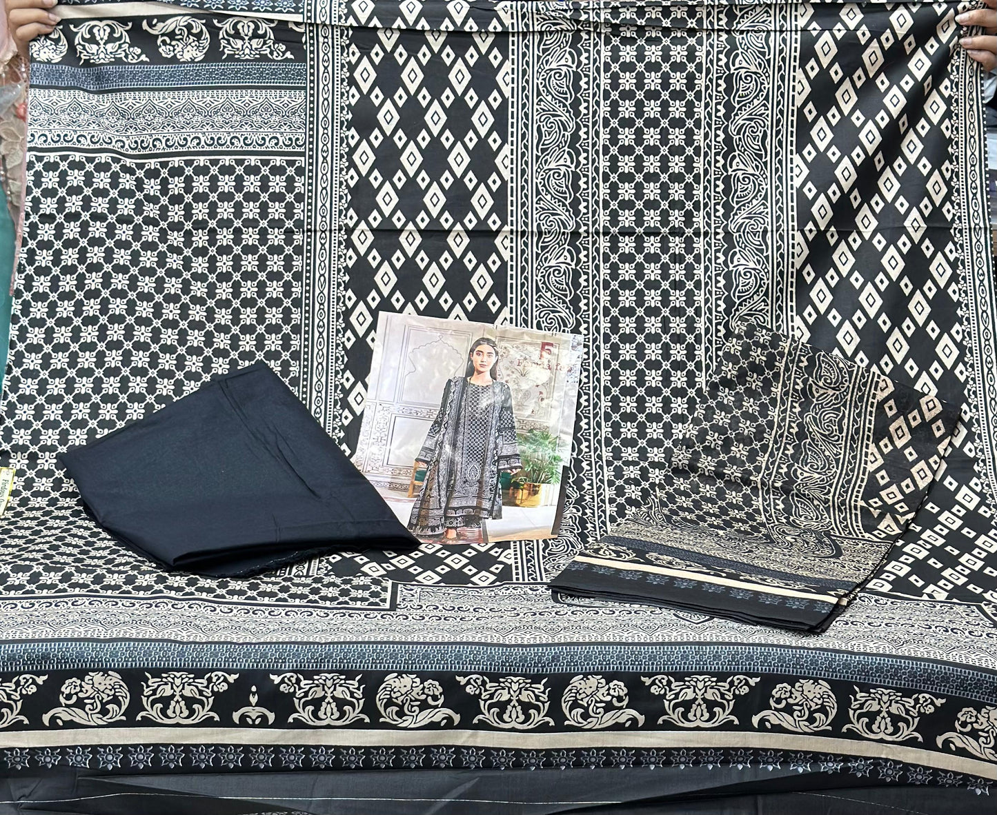 476 Pakistani Unstitched Suit