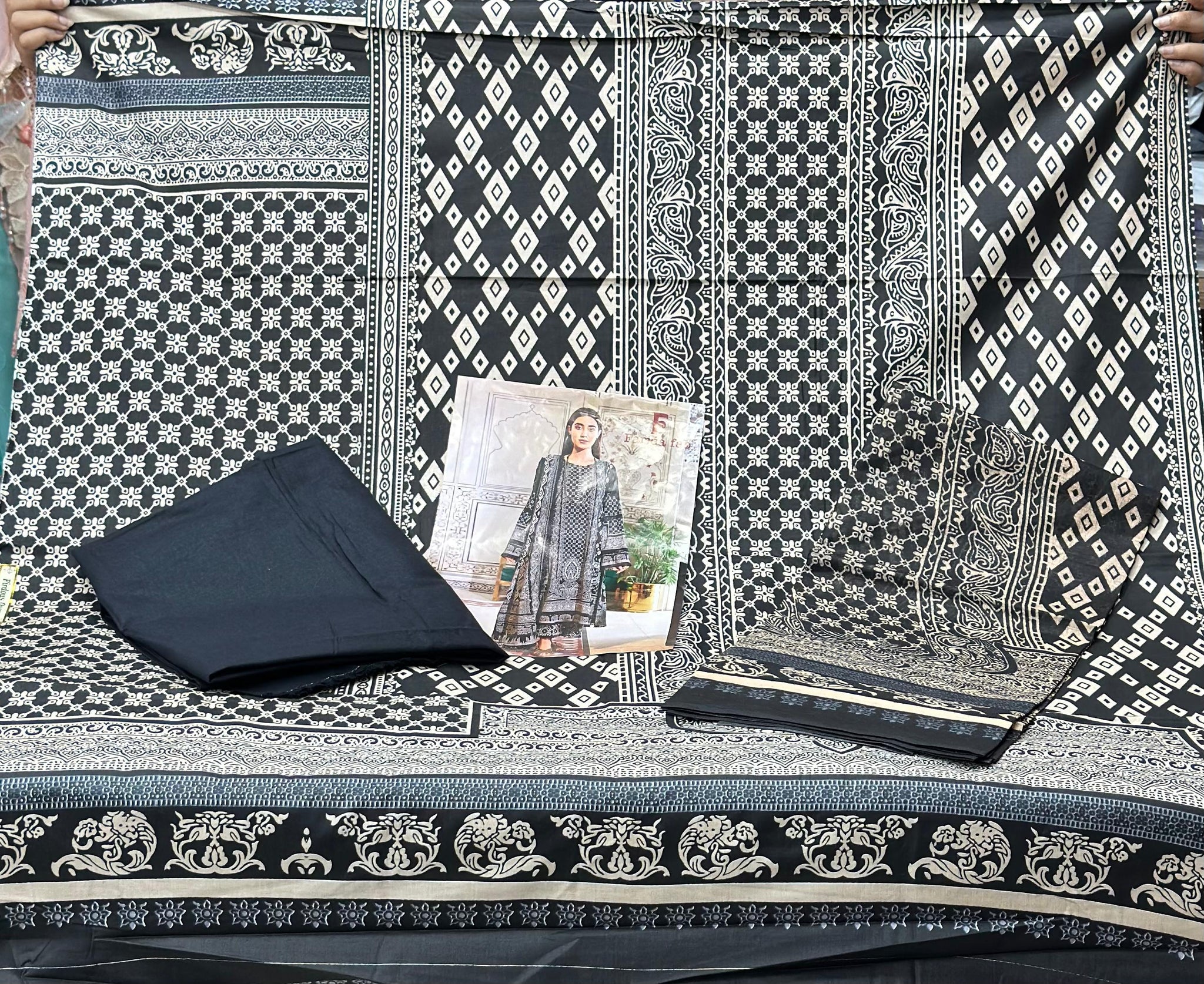 476 Pakistani Unstitched Suit