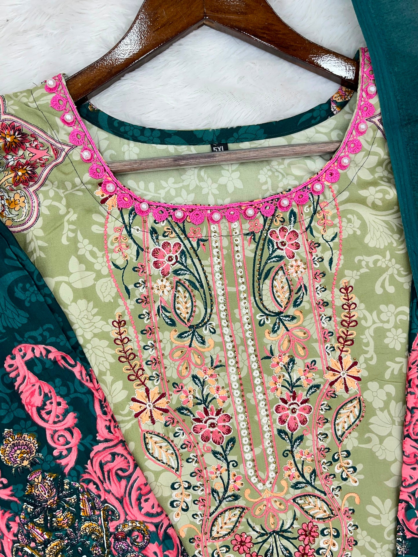 1304 Pakistani Embroidered Suit - Vandana Aarzu