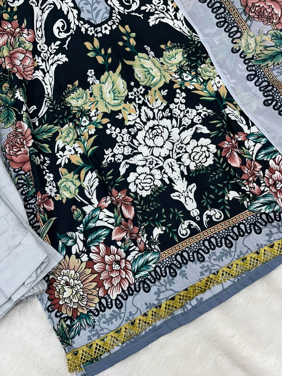 1253 Pakistani Embroidered Suit