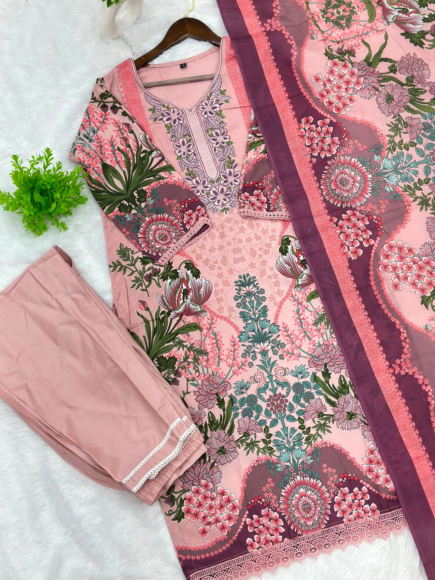 1047 Pakistani Embroidered Suit