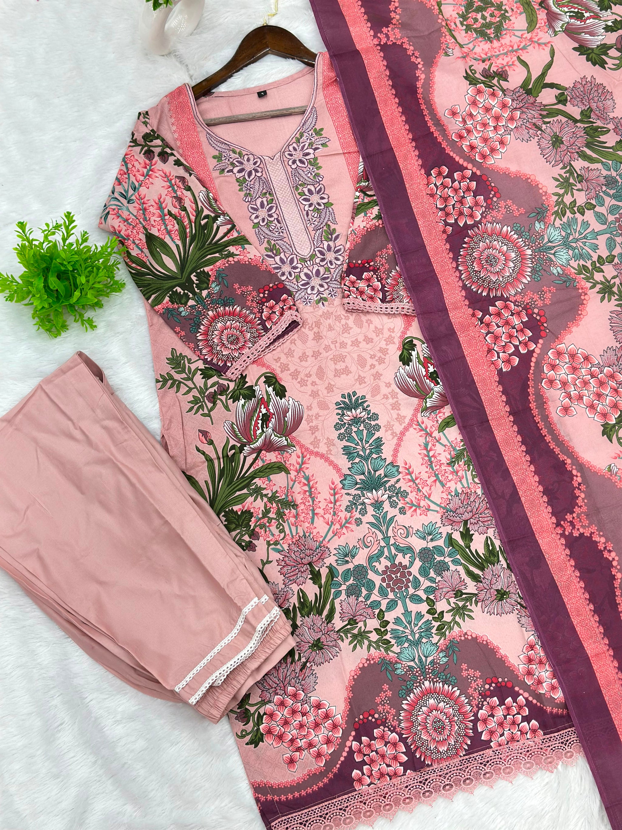 1047 Pakistani Embroidered Suit