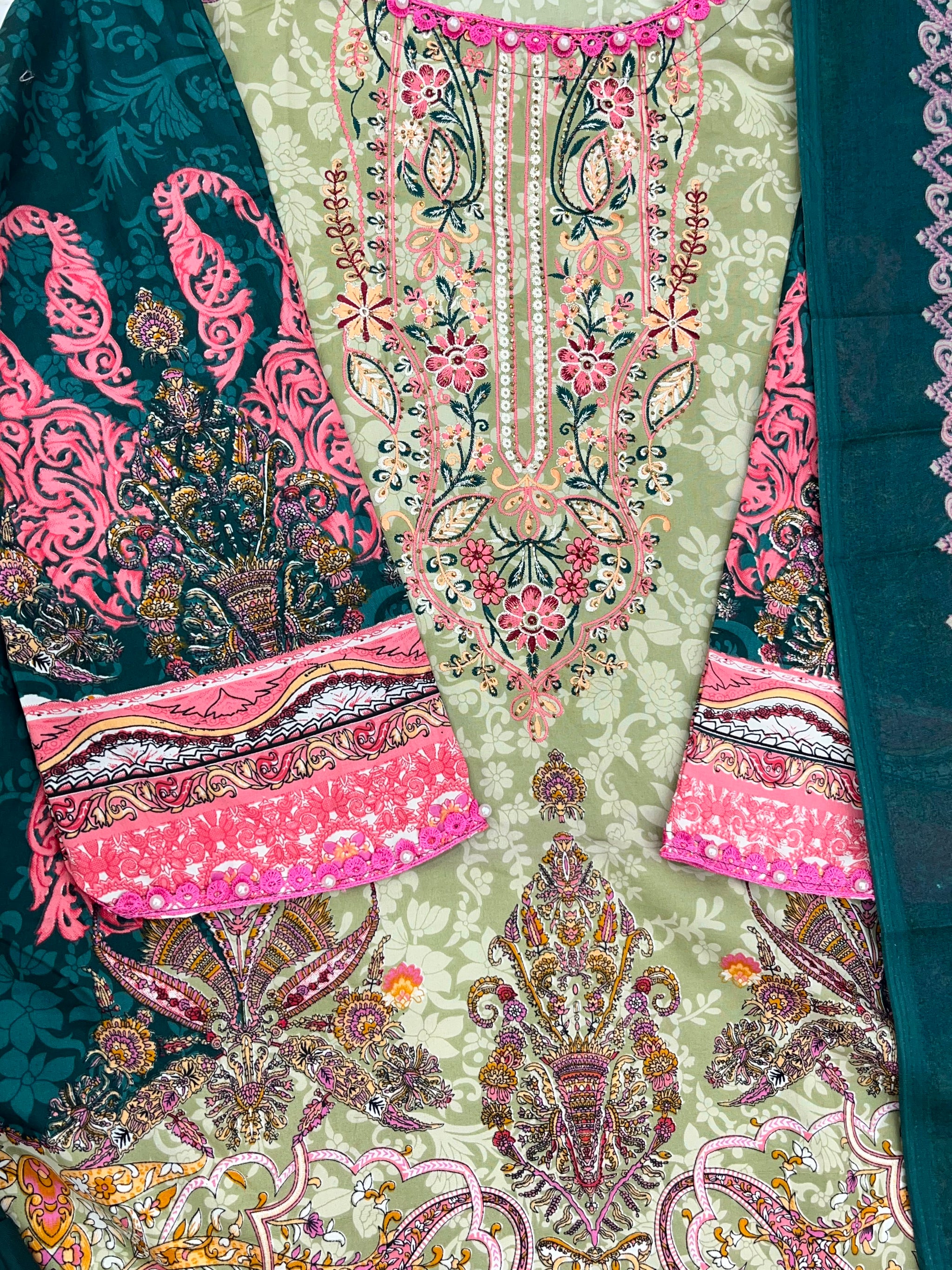 1304 Pakistani Embroidered Suit - Vandana Aarzu