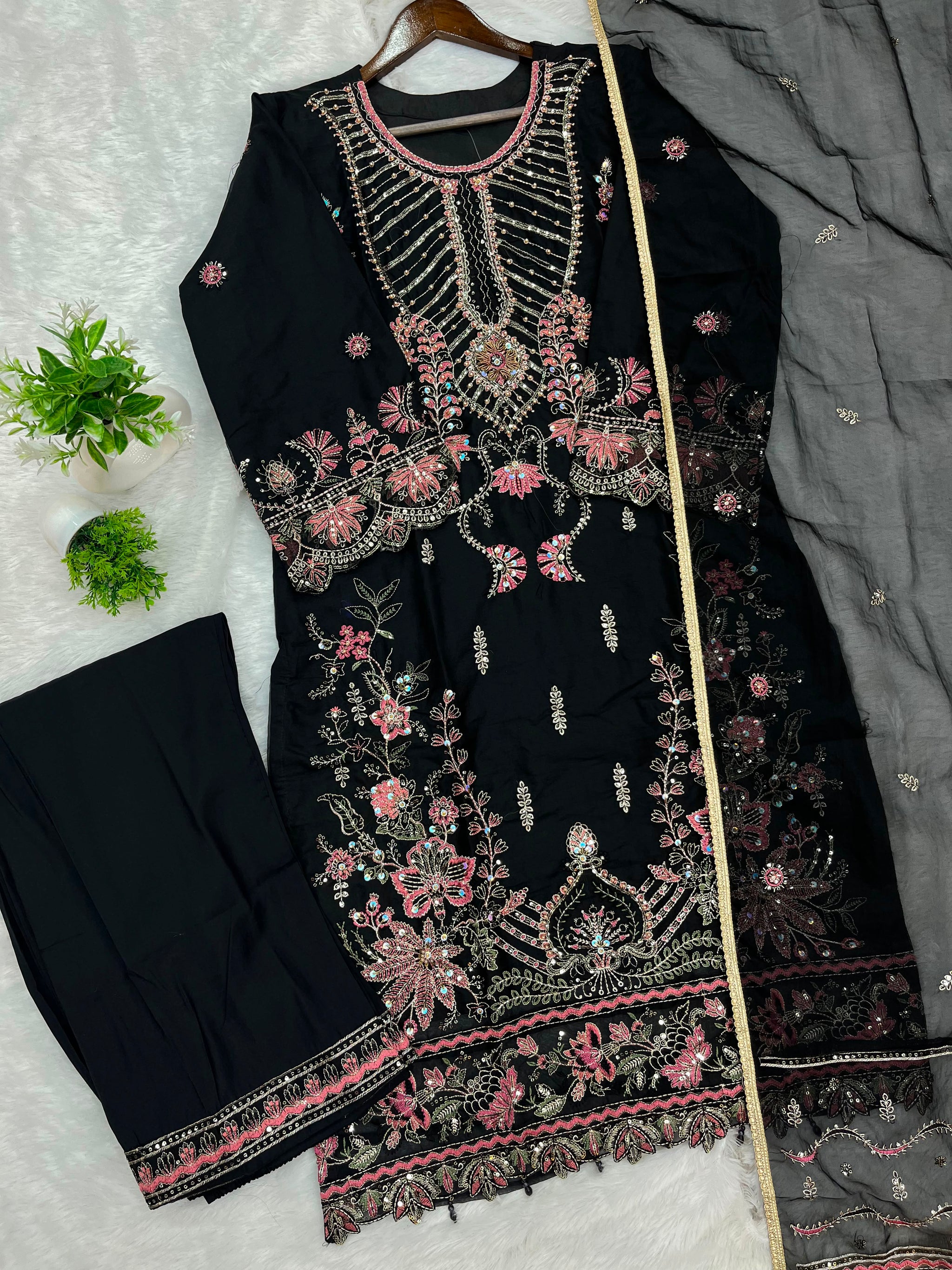 1146 Premium Pakistani Partywear - Black