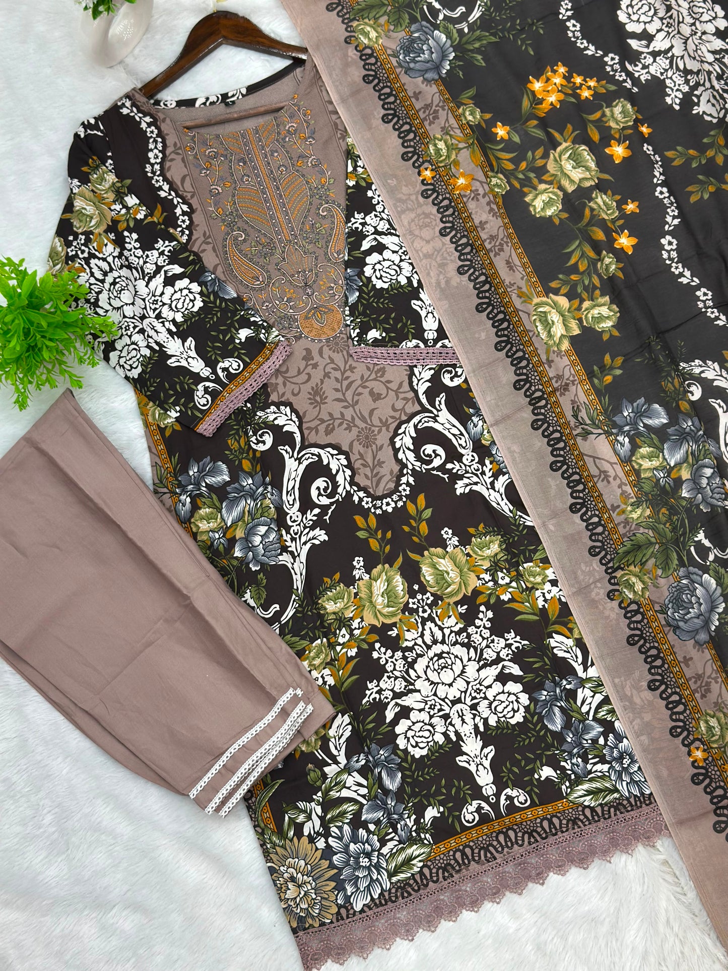 1046 Pakistani Embroidered Suit