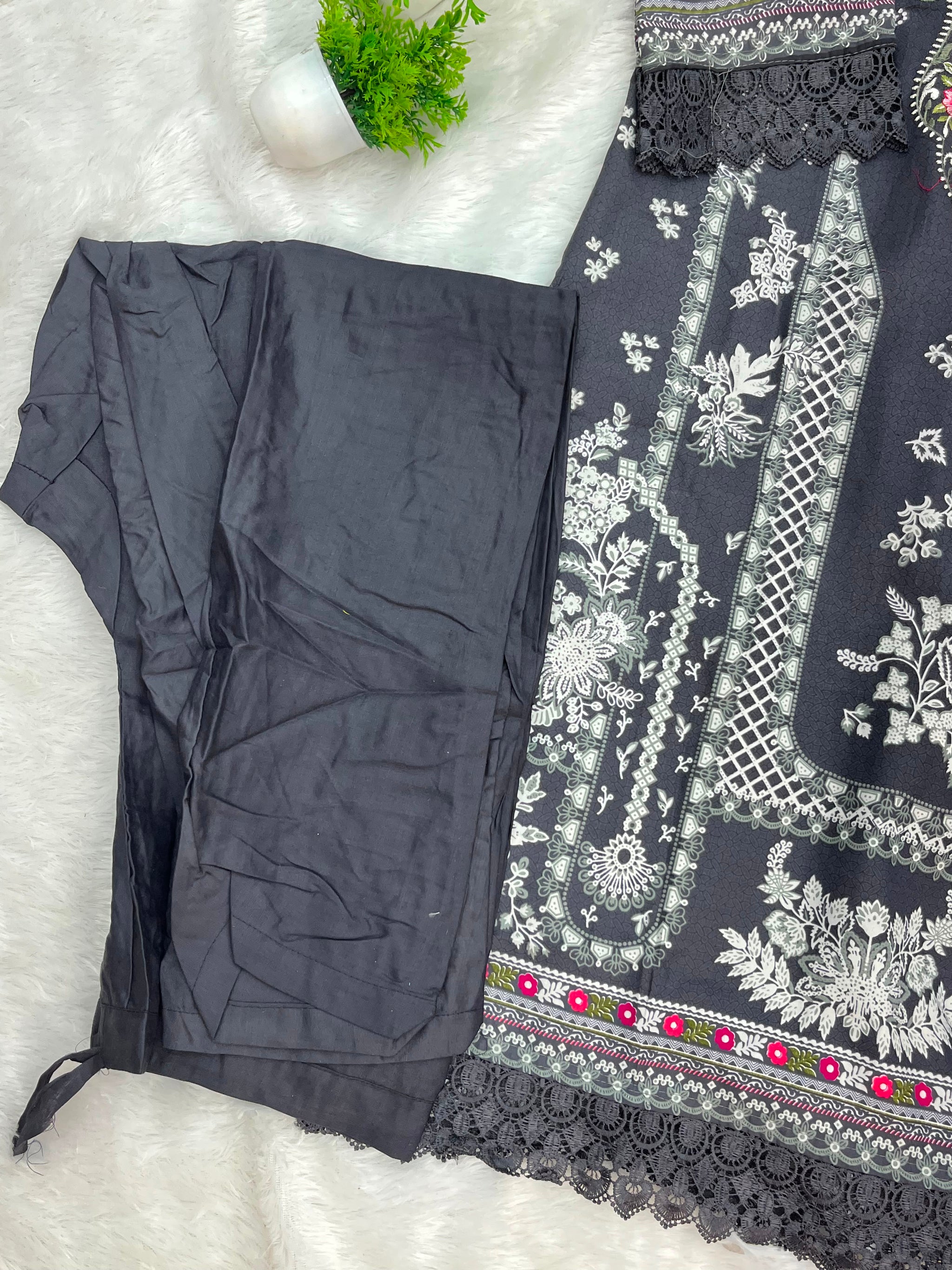 1226 Pakistani Embroidered Suit