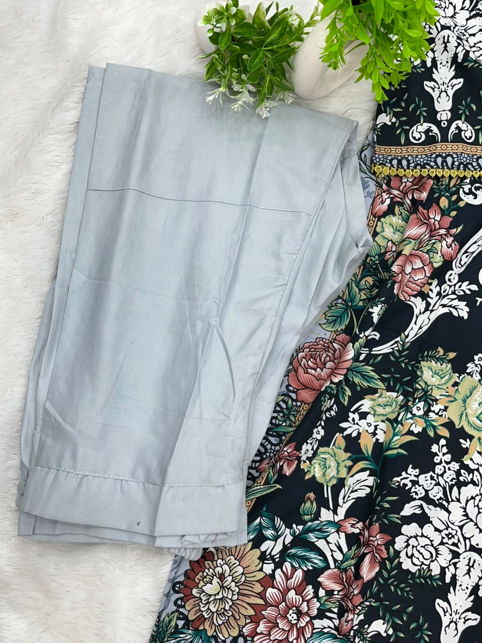 1253 Pakistani Embroidered Suit