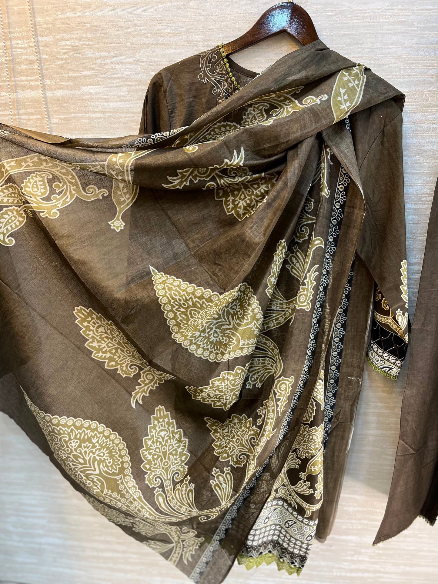 1084 Pakistani Printed Suit