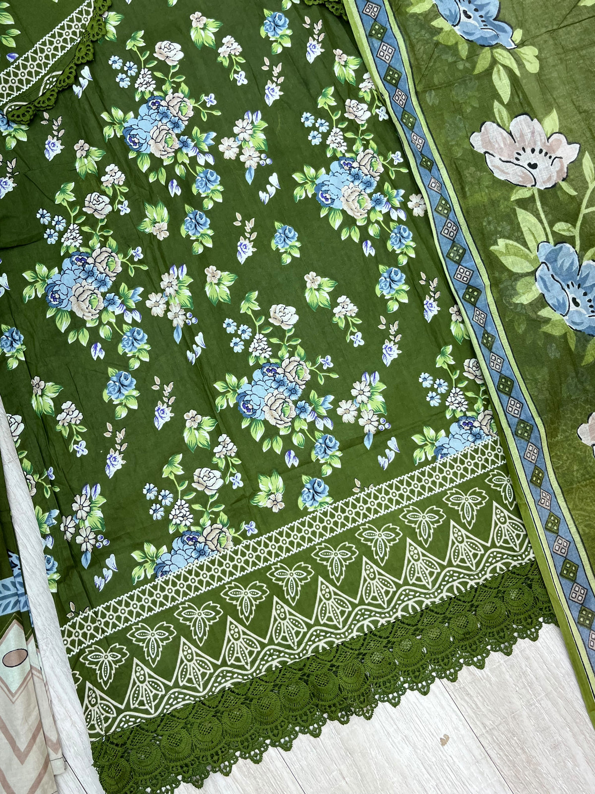 1518 Pakistani Embroidered Suit