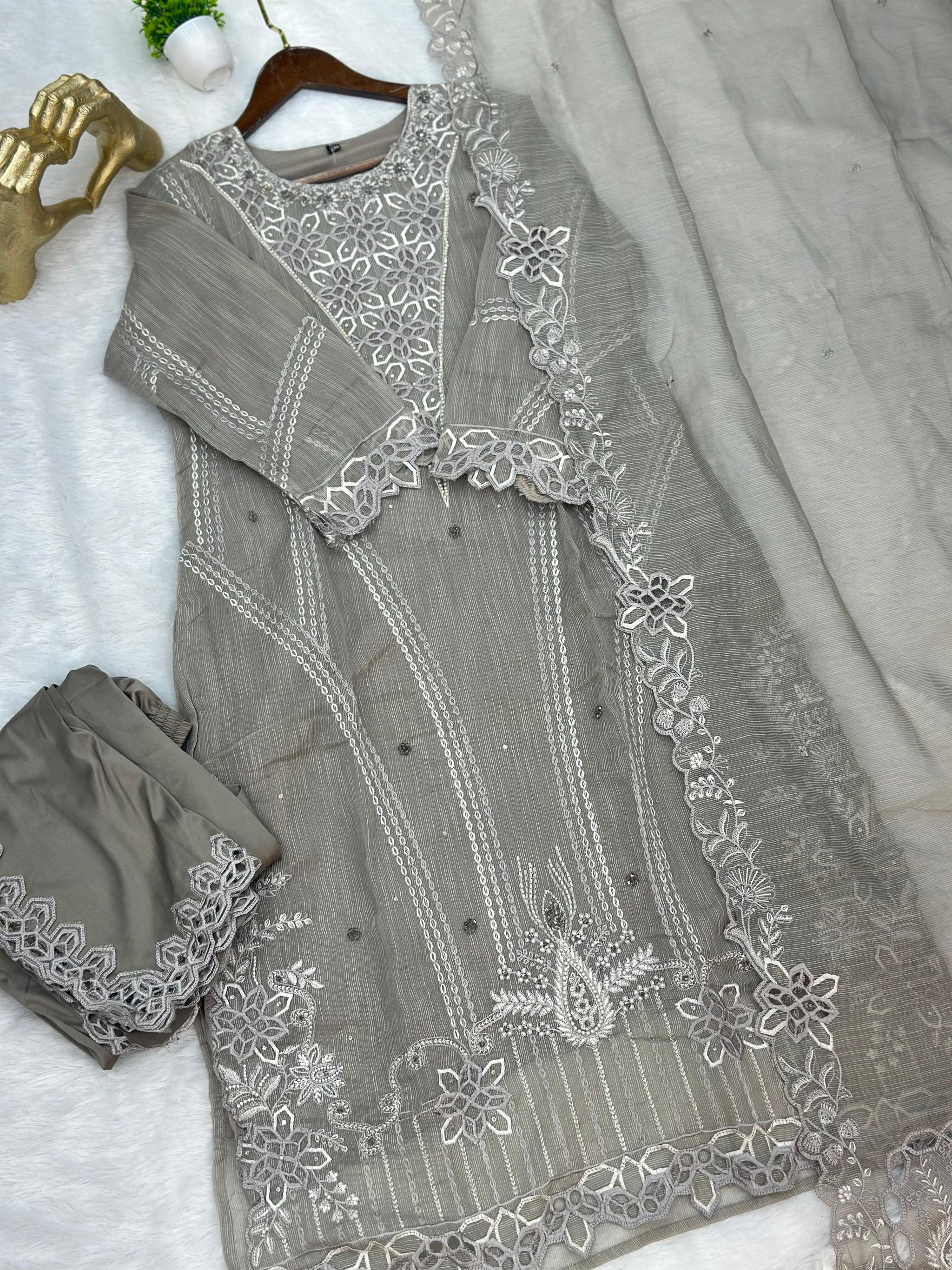 654 Pakistani Party Wear