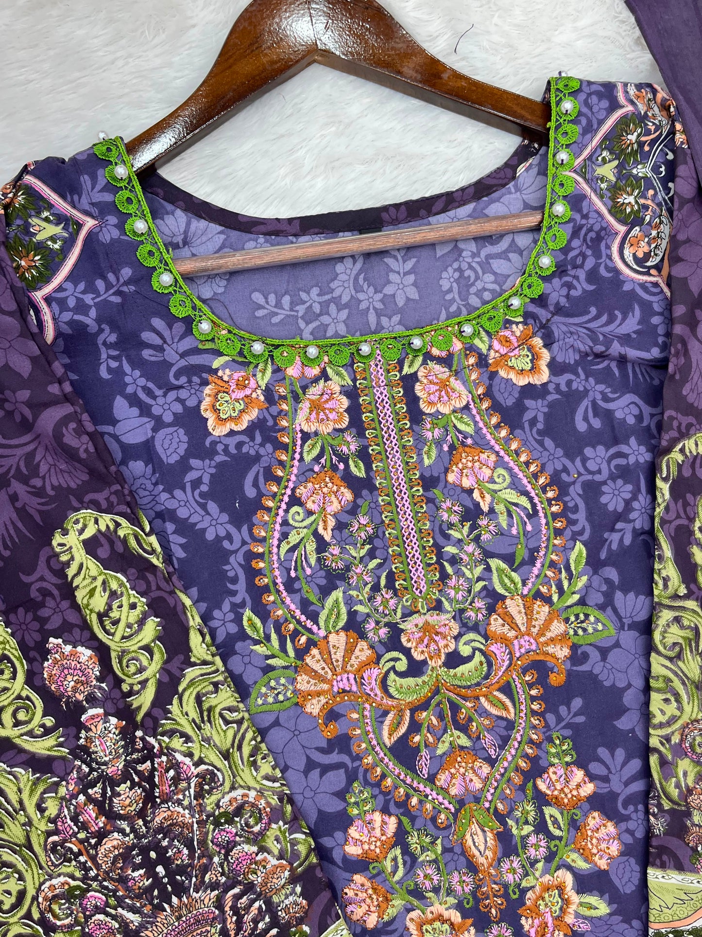 1303 Pakistani Embroidered Suit - Vandana Aarzu