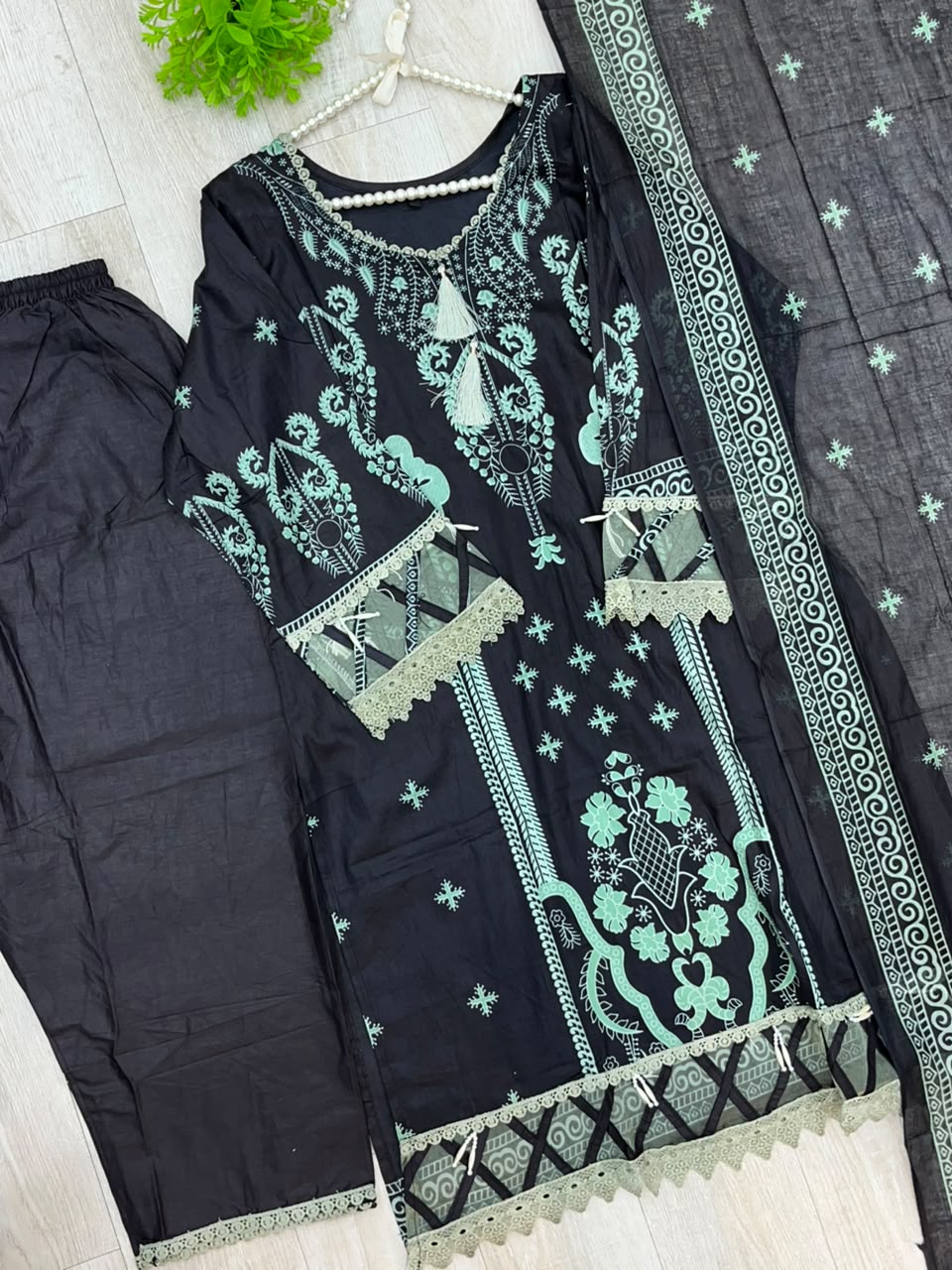 1501 Pakistani Embroidered Suit