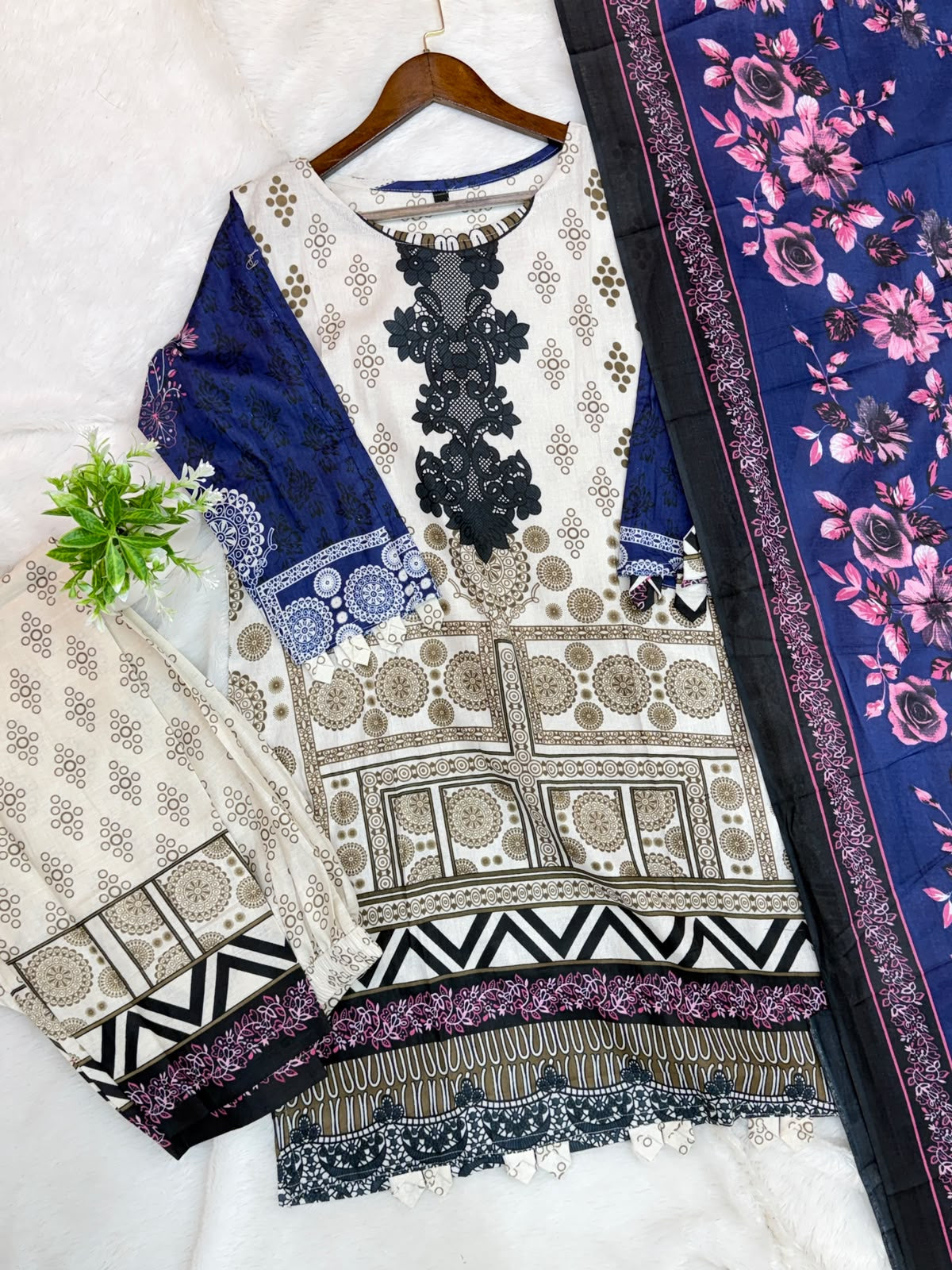 1450 Pakistani Embroidered Suit - Cream