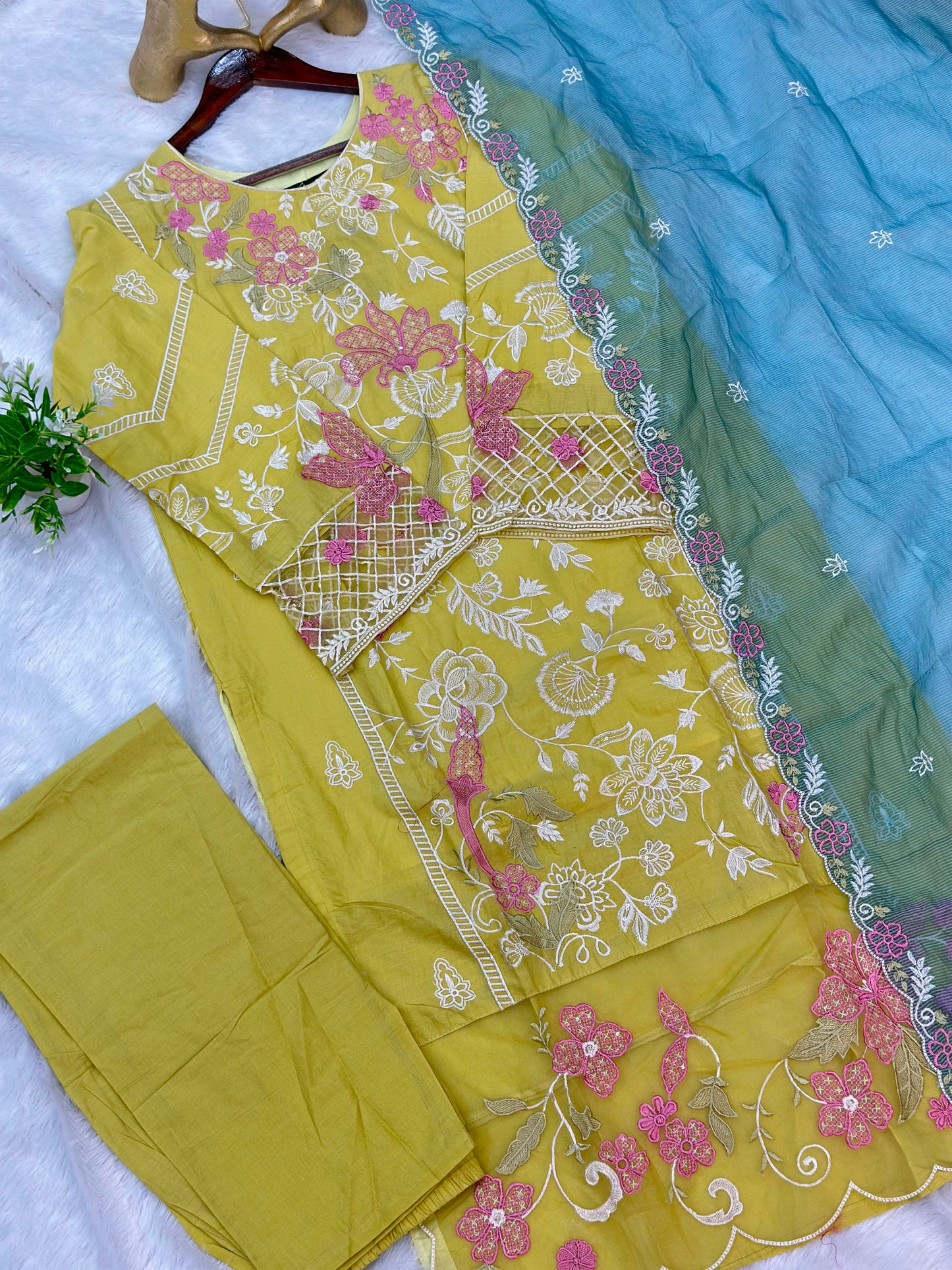 712 Pakistani Heavy Lawn Suit