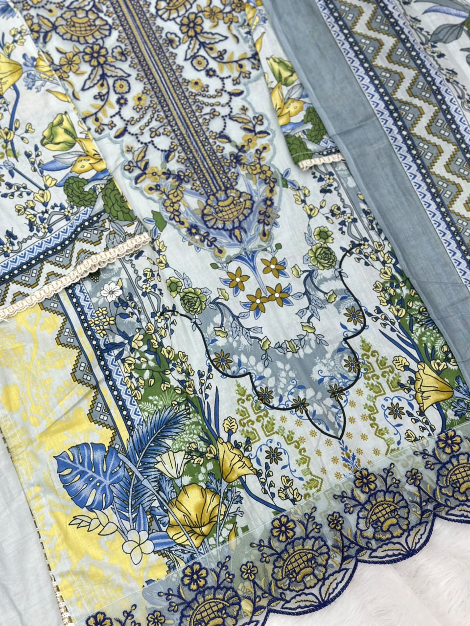 723 Pakistani Heavy Lawn Suit