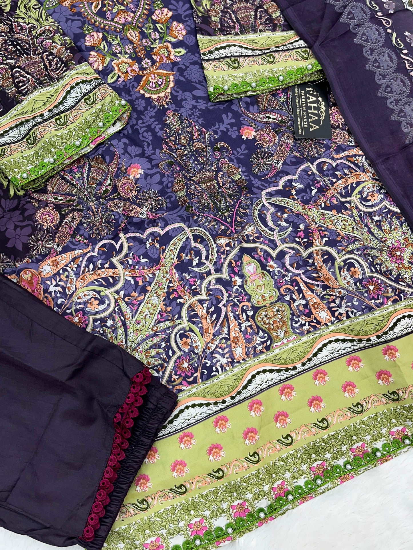 1303 Pakistani Embroidered Suit - Vandana Aarzu