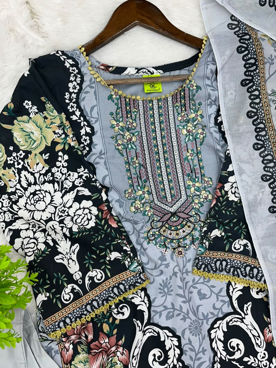 1253 Pakistani Embroidered Suit