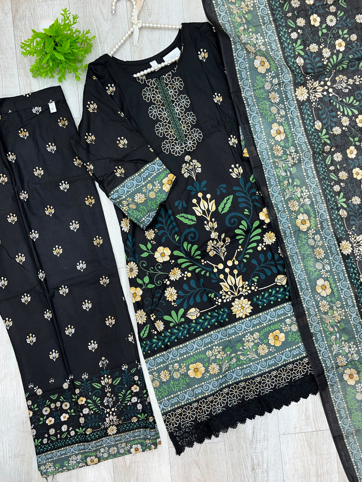1523 Pakistani Embroidered Suit