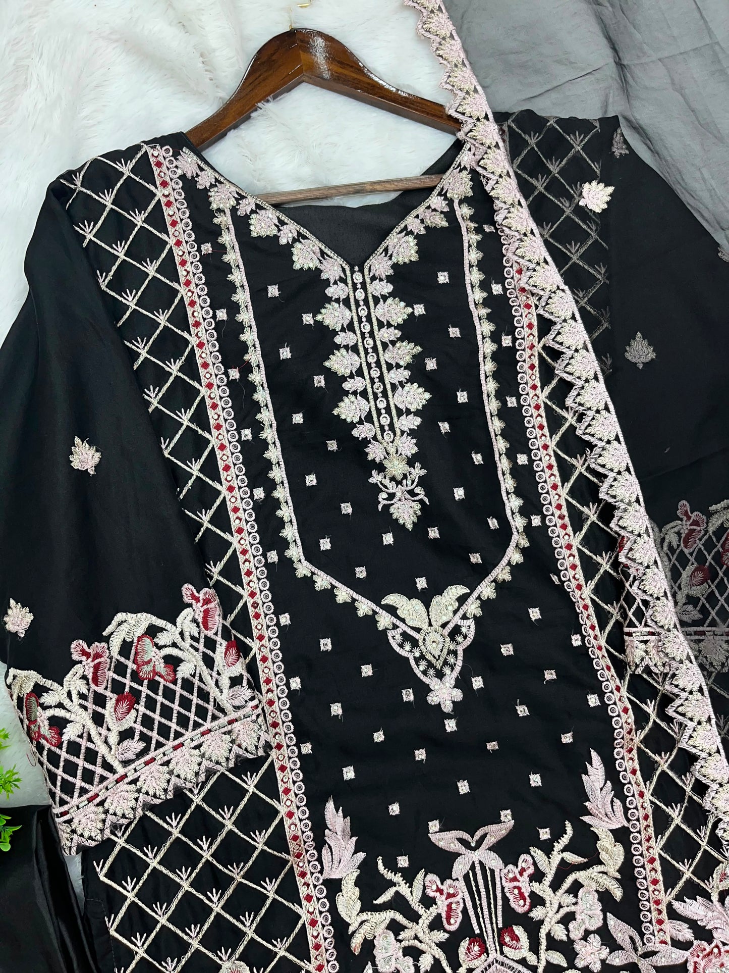 1143 Premium Pakistani Partywear