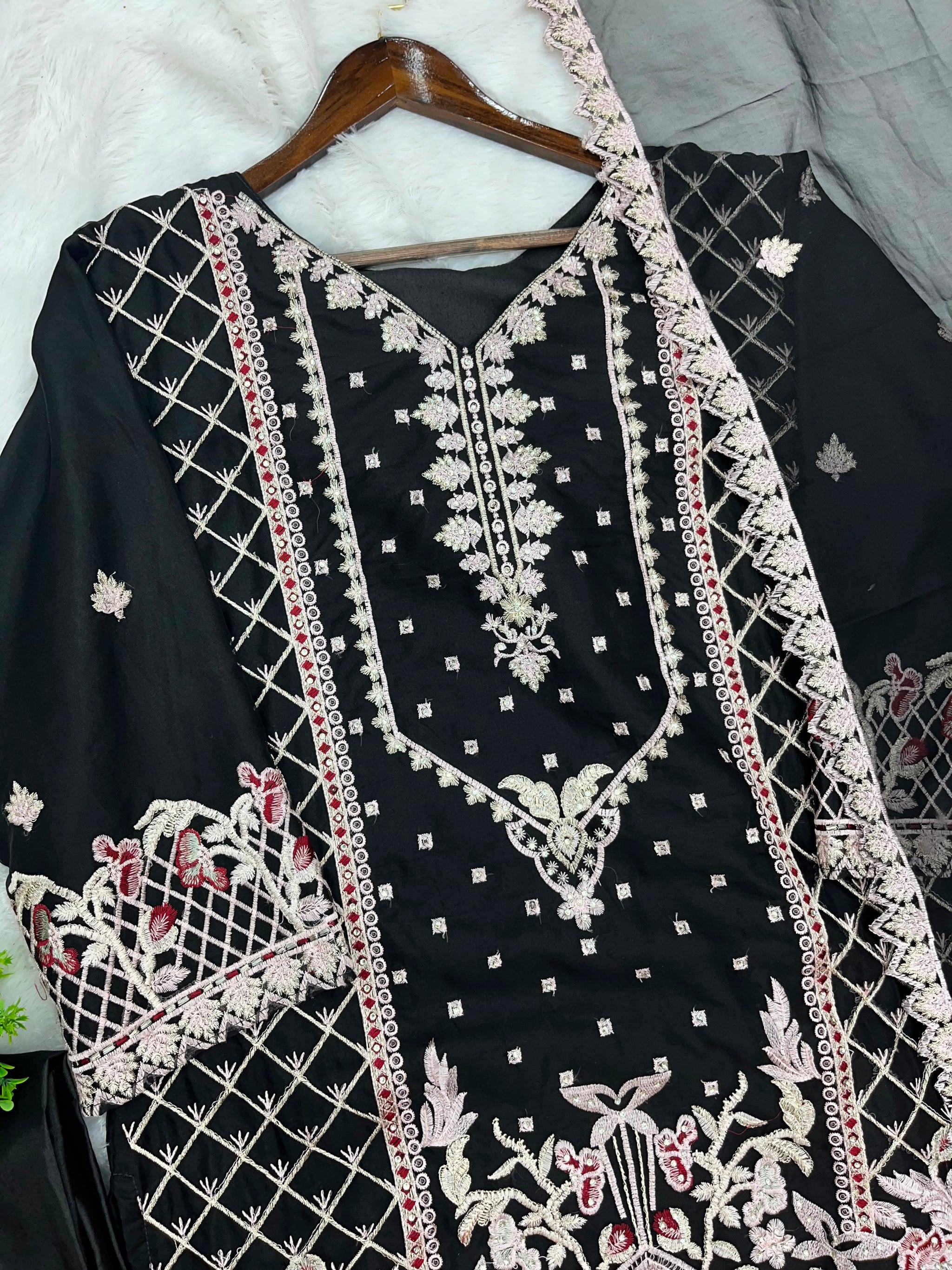 1143 Premium Pakistani Partywear