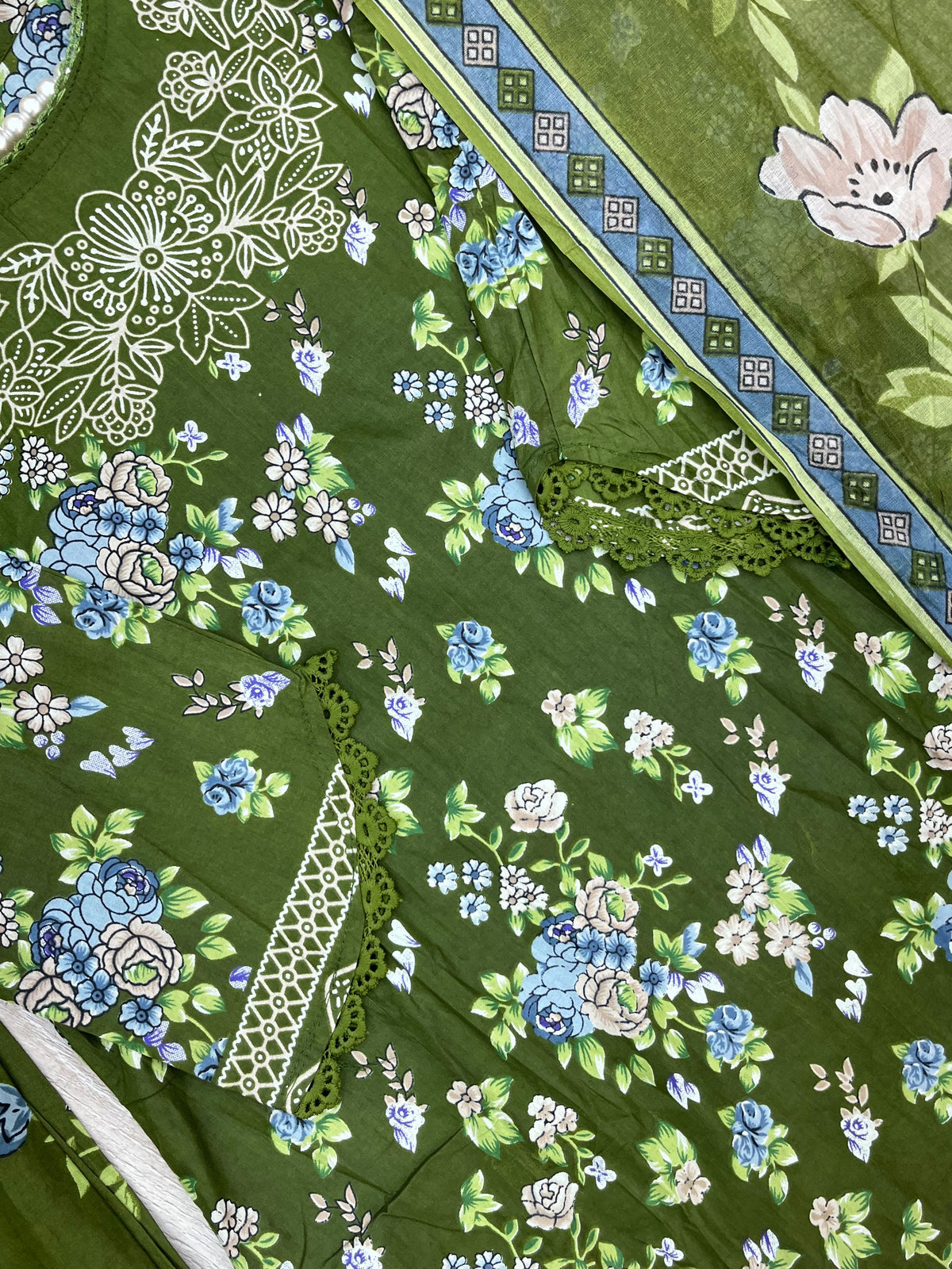 1518 Pakistani Embroidered Suit