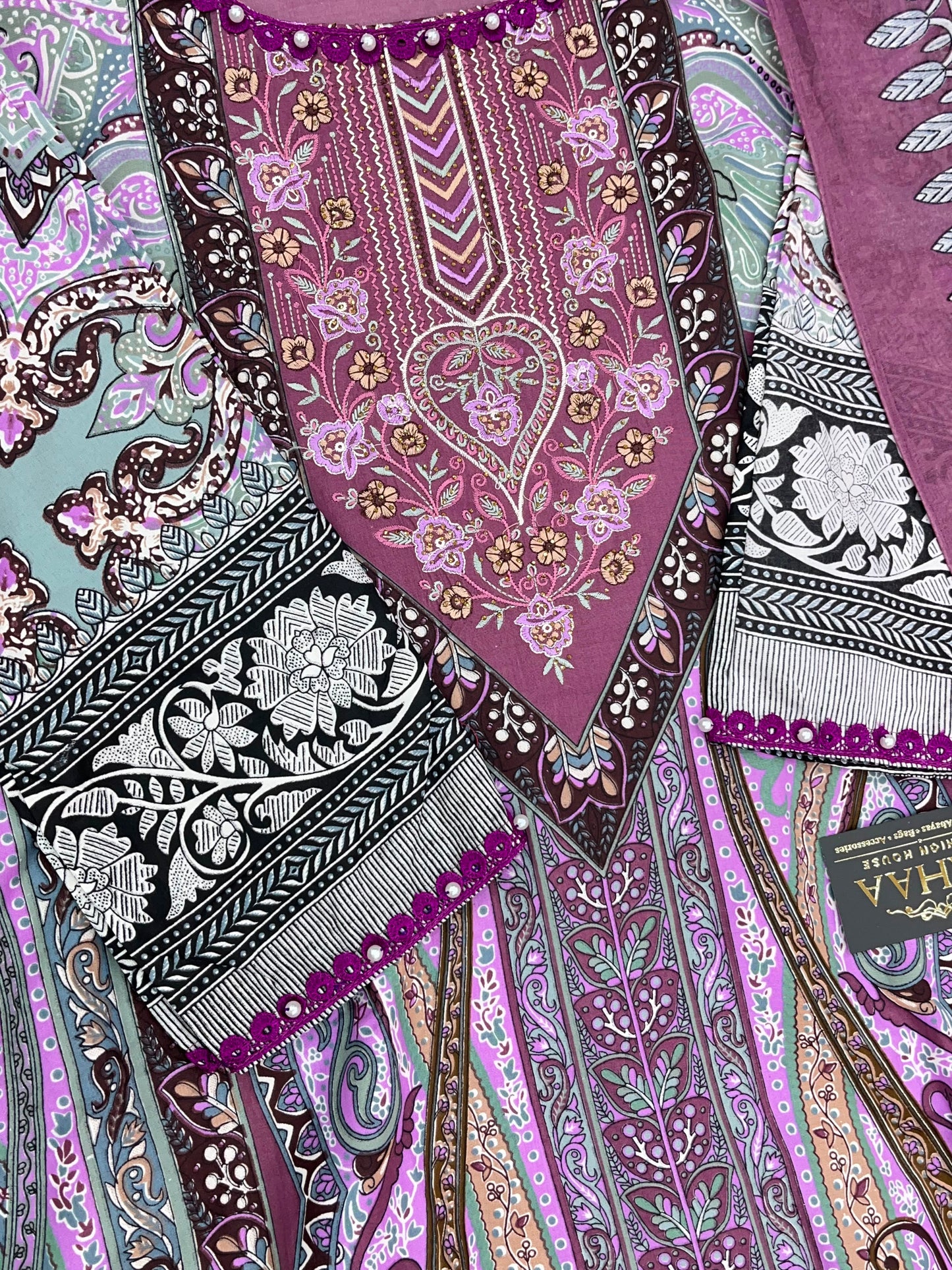 1305 Pakistani Embroidered Suit - Vandana Aarzu