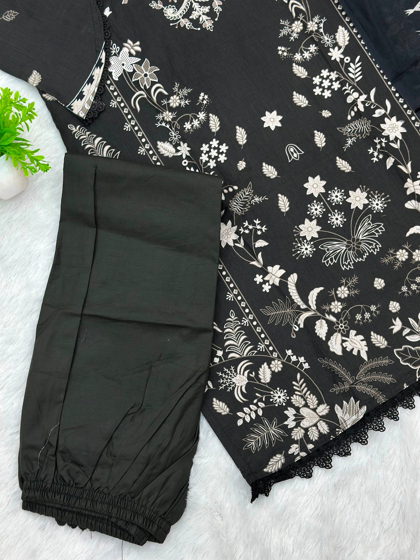 1058 Pakistani Embroidered Suit