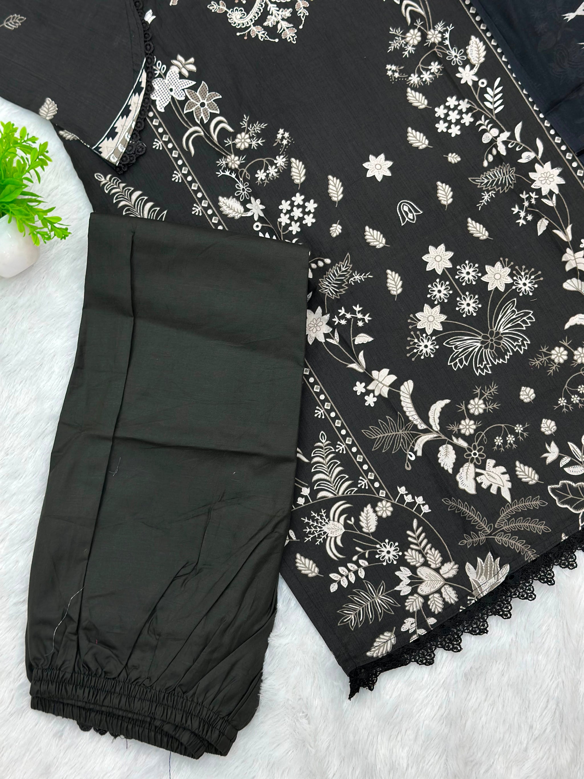 1058 Pakistani Embroidered Suit